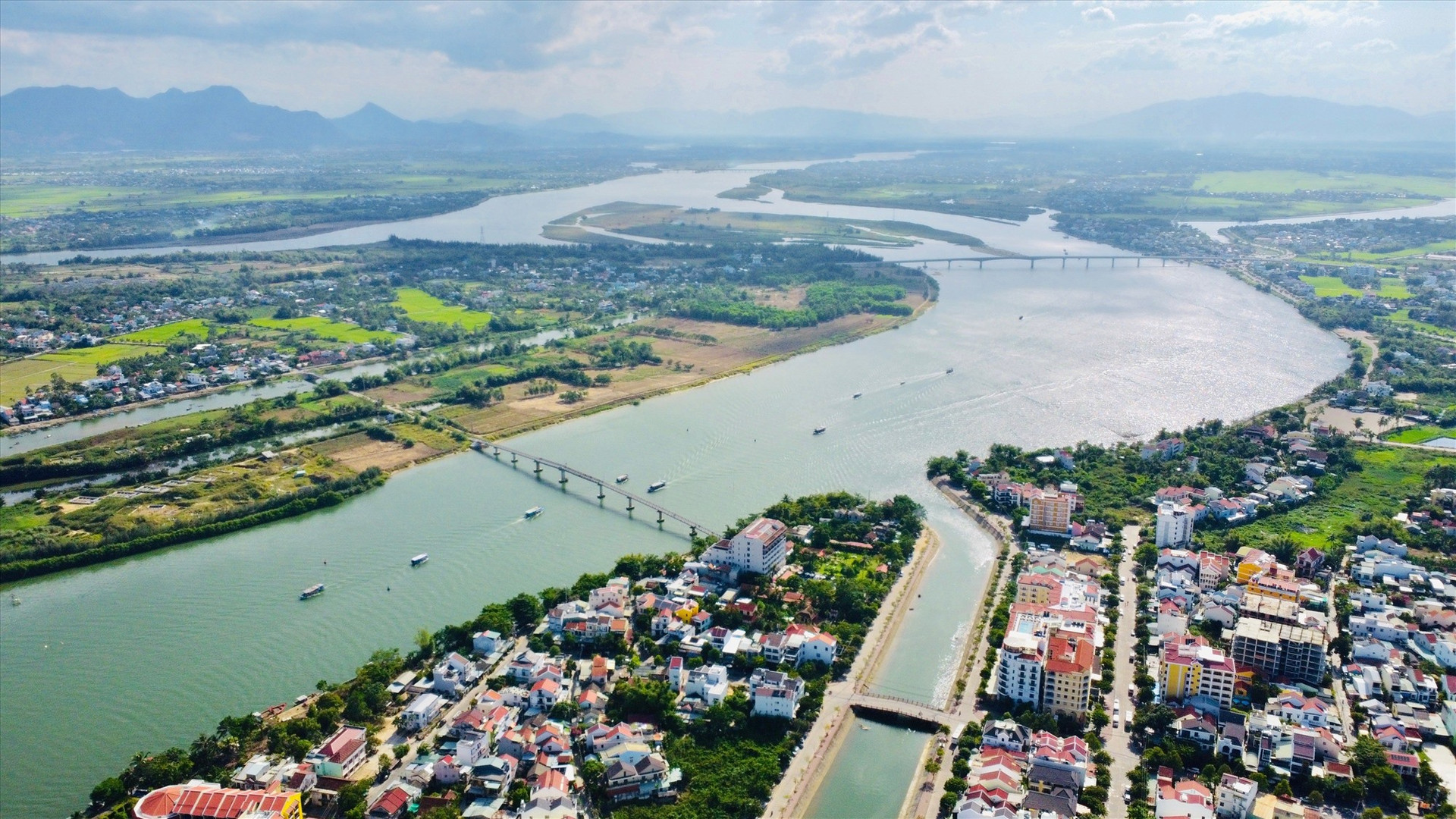 Một góc đô thị ven sông Thu Bồn. Ảnh: Q.T