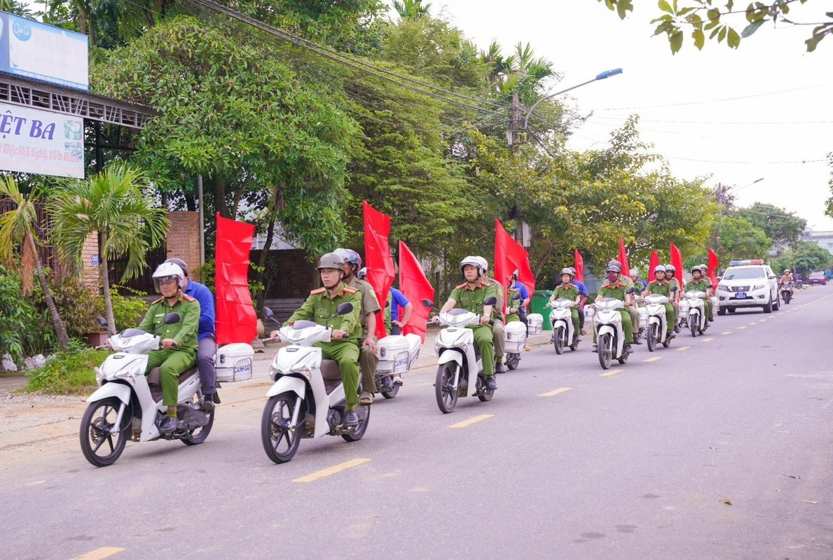 Công an huyện Phước Sơn diễu hành tuyên truyền sau lễ ra quân.