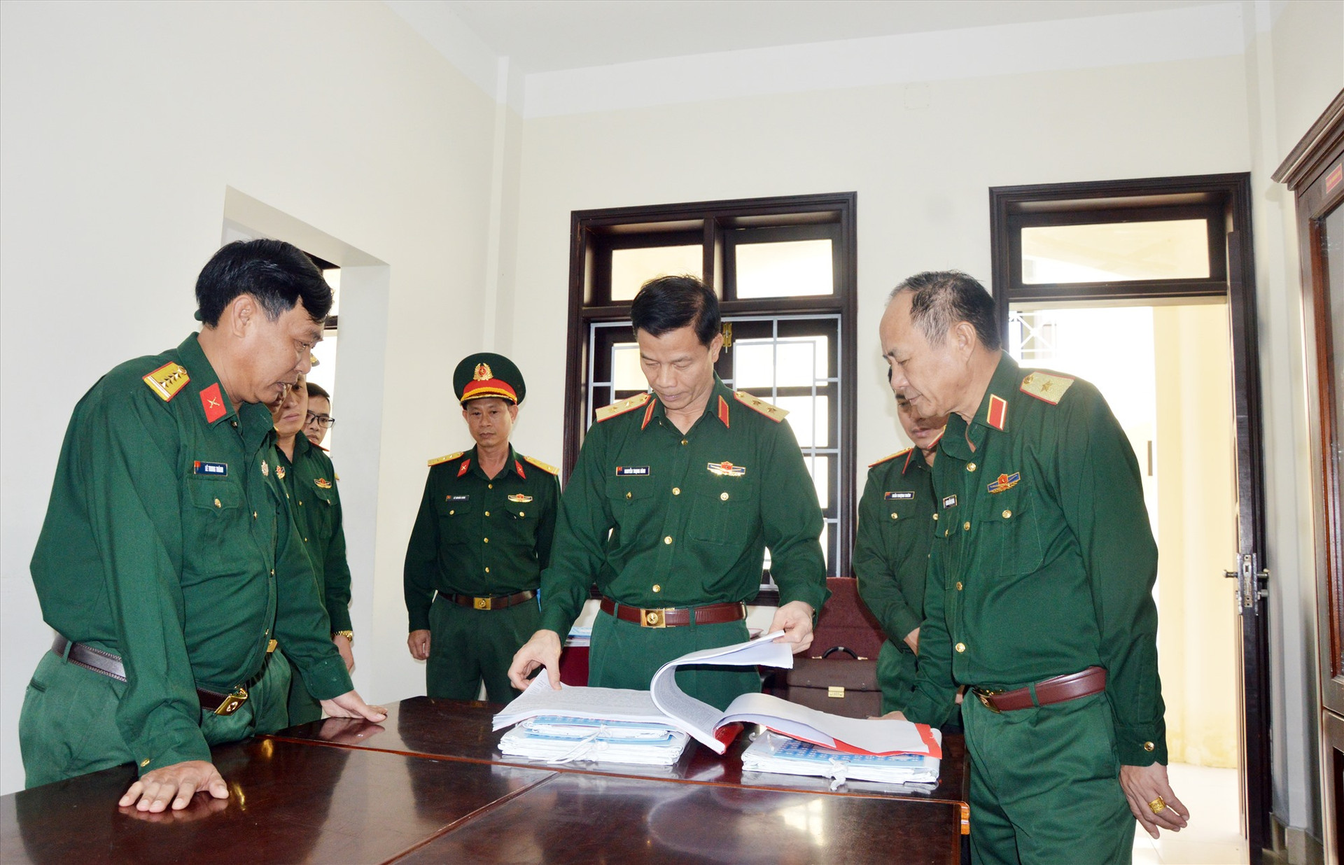 Trung tướng Nguyễn Trọng Bình kiểm tra hệ thống văn kiện, kế hoạch sẵn sàng chiến đấu.