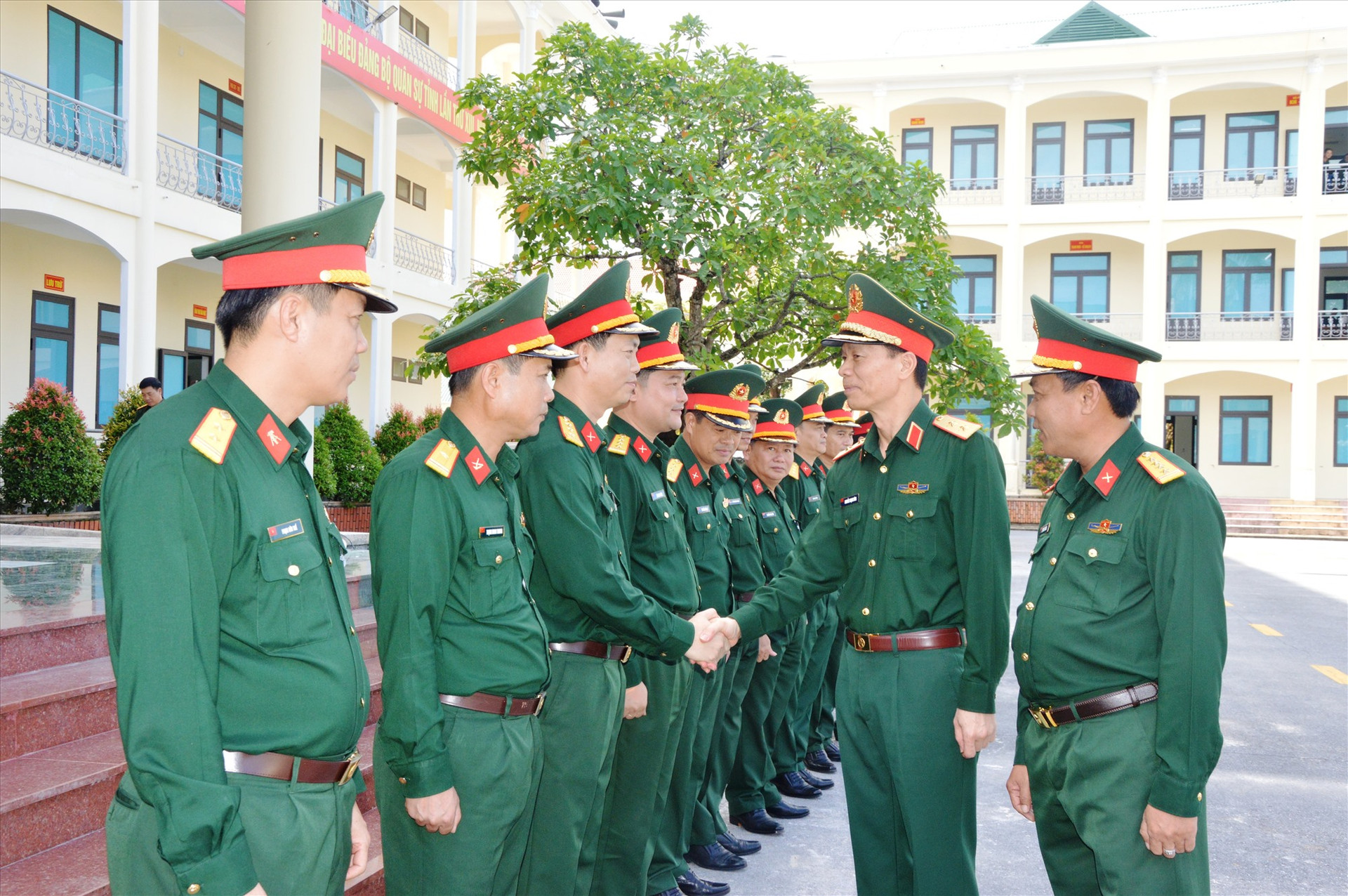 Trung tướng Nguyễn Trọng Bình kiểm tra Bộ CHQS tỉnh.