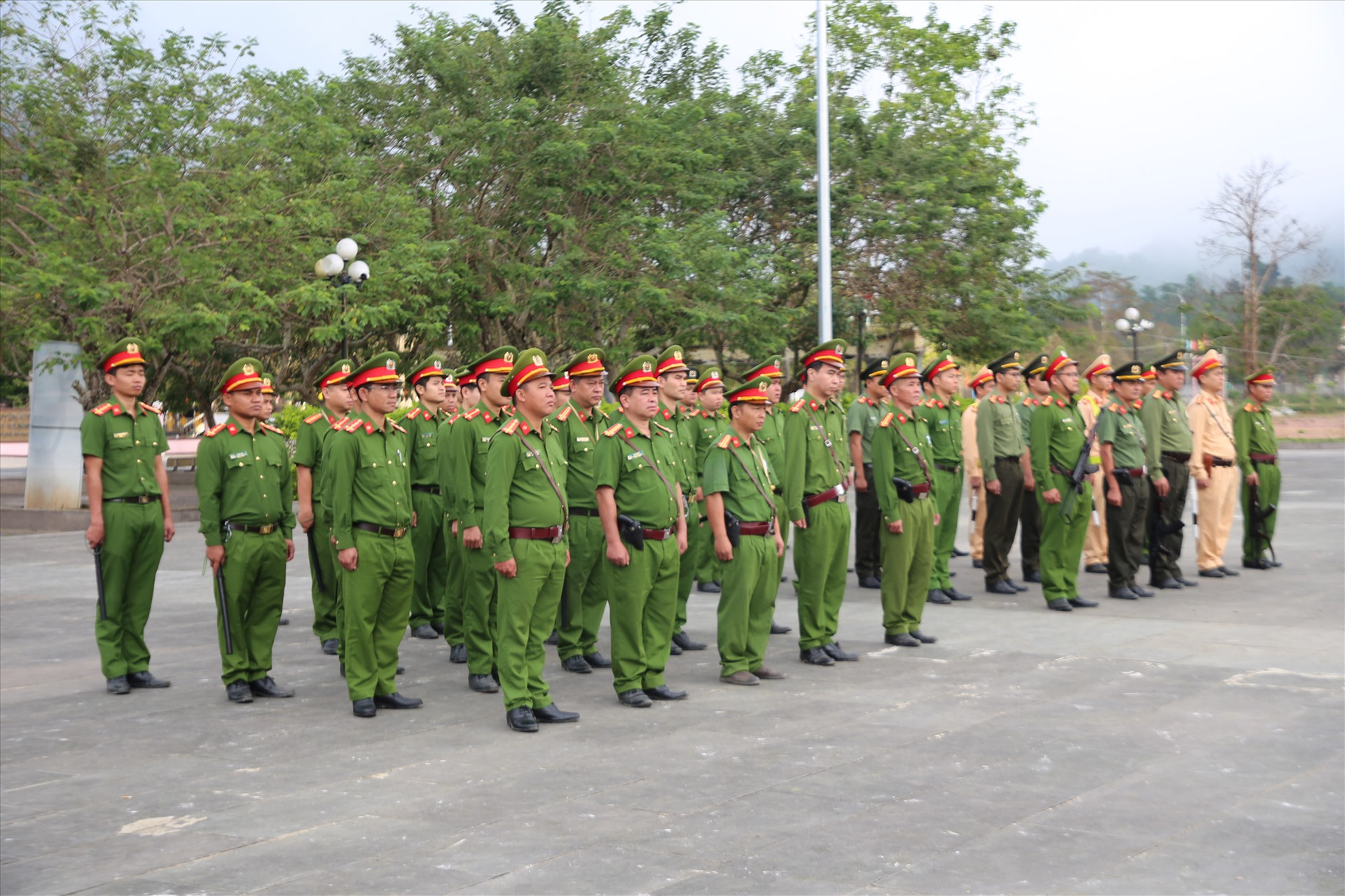 Đông đảo cán bộ chiến sĩ Công an huyện Tây Giang ra quân hưởng ứng.