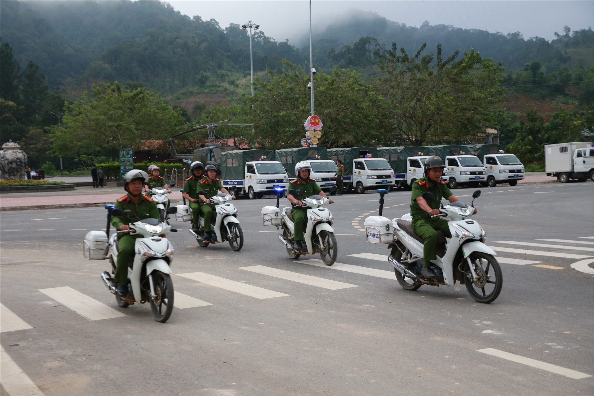 Cán bộ chiến sĩ Công an huyện Tây Giang ra quân hưởng ứng đợt cao điểm.