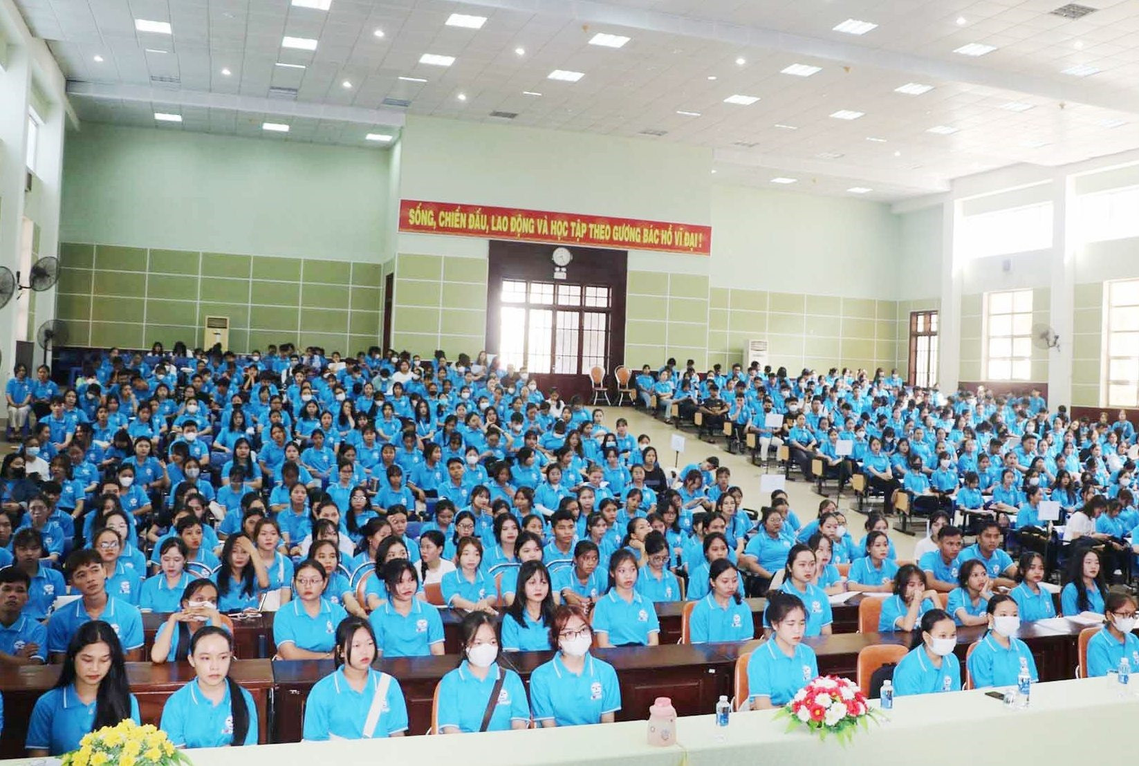 Sinh viên nhập học tại Trường Đại học Quảng Nam. Ảnh: CHÂU HÙNG