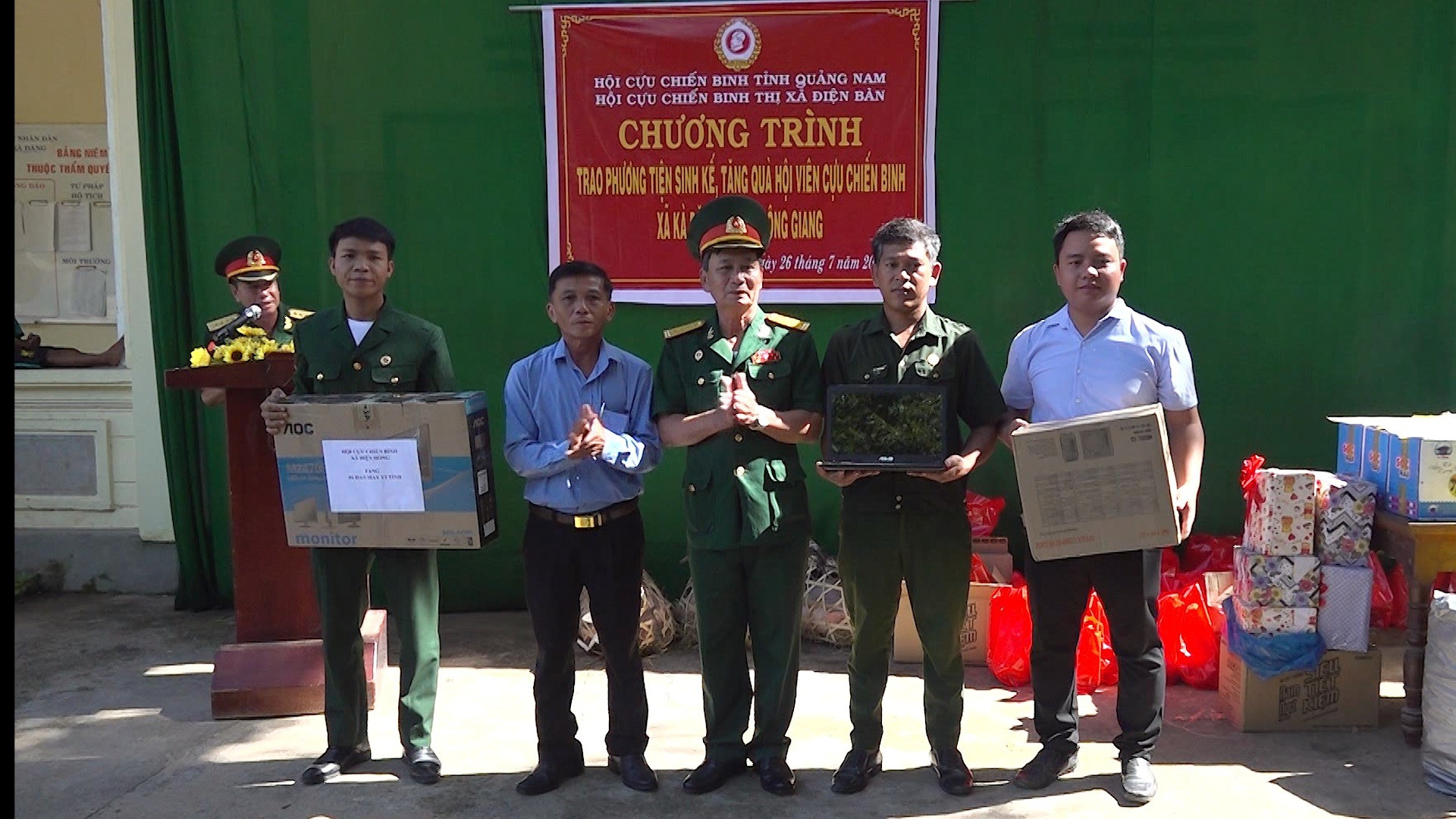 Hội CCB thị xã Điện Bàn trao phương tiện sinh kế cho hội viên CCB huyện Đông Giang. Ảnh: M.L