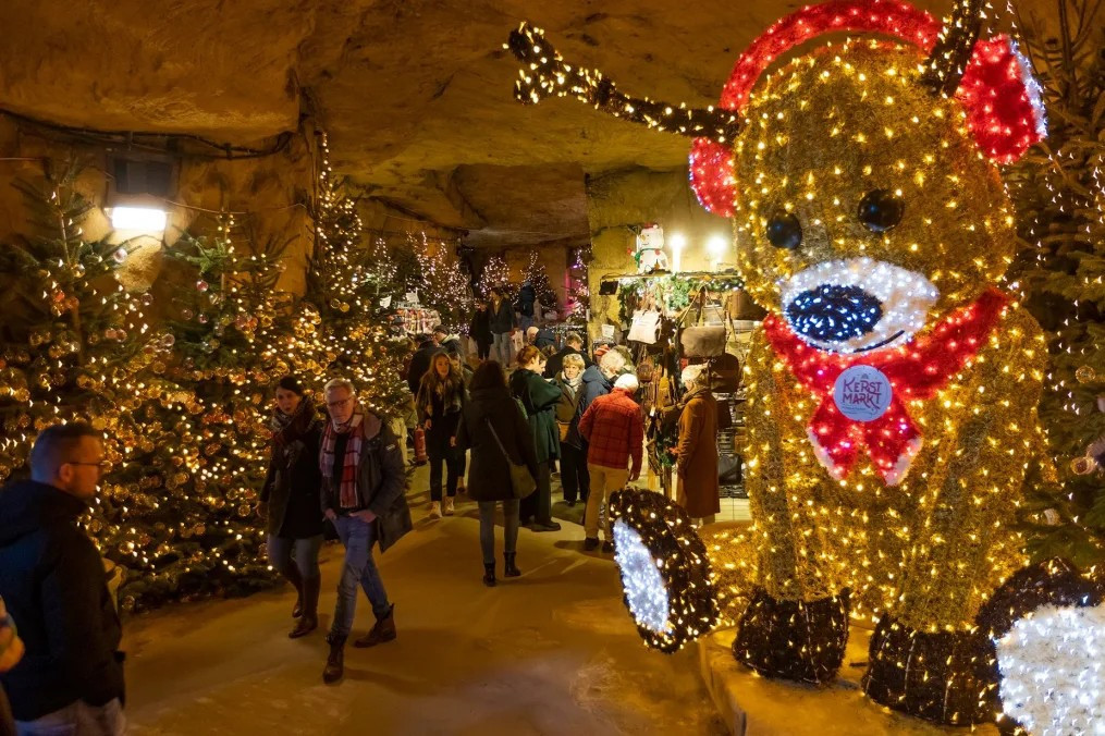 Hang động Giáng sinh của thị trấn đã trở nên nổi tiếng quốc tế với nhiều quầy hàng bán quà tặng và đồ trang trí lễ hội.