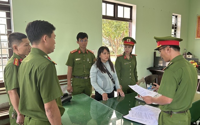 Công an tống đạt quyết định khởi tố bị can, thi hành lệnh bắt giam đối tượng Trần Thị Tiên