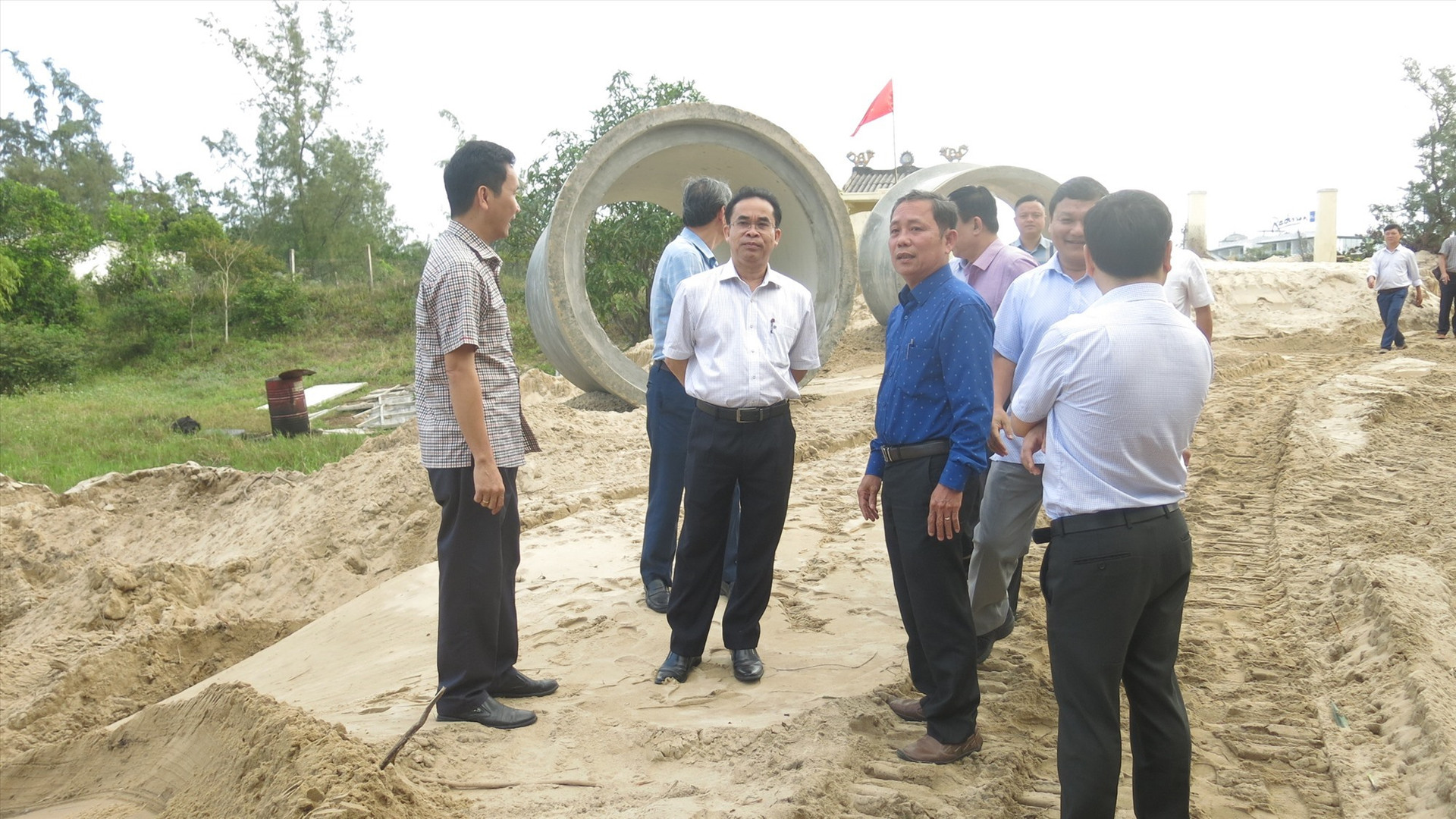 Phó Chủ tịch UBND tỉnh Trần Anh Tuấn đi kiểm tra dự án Hệ thống thoát nước các dự án ven biển phía Bắc Điện Bàn Ảnh TD