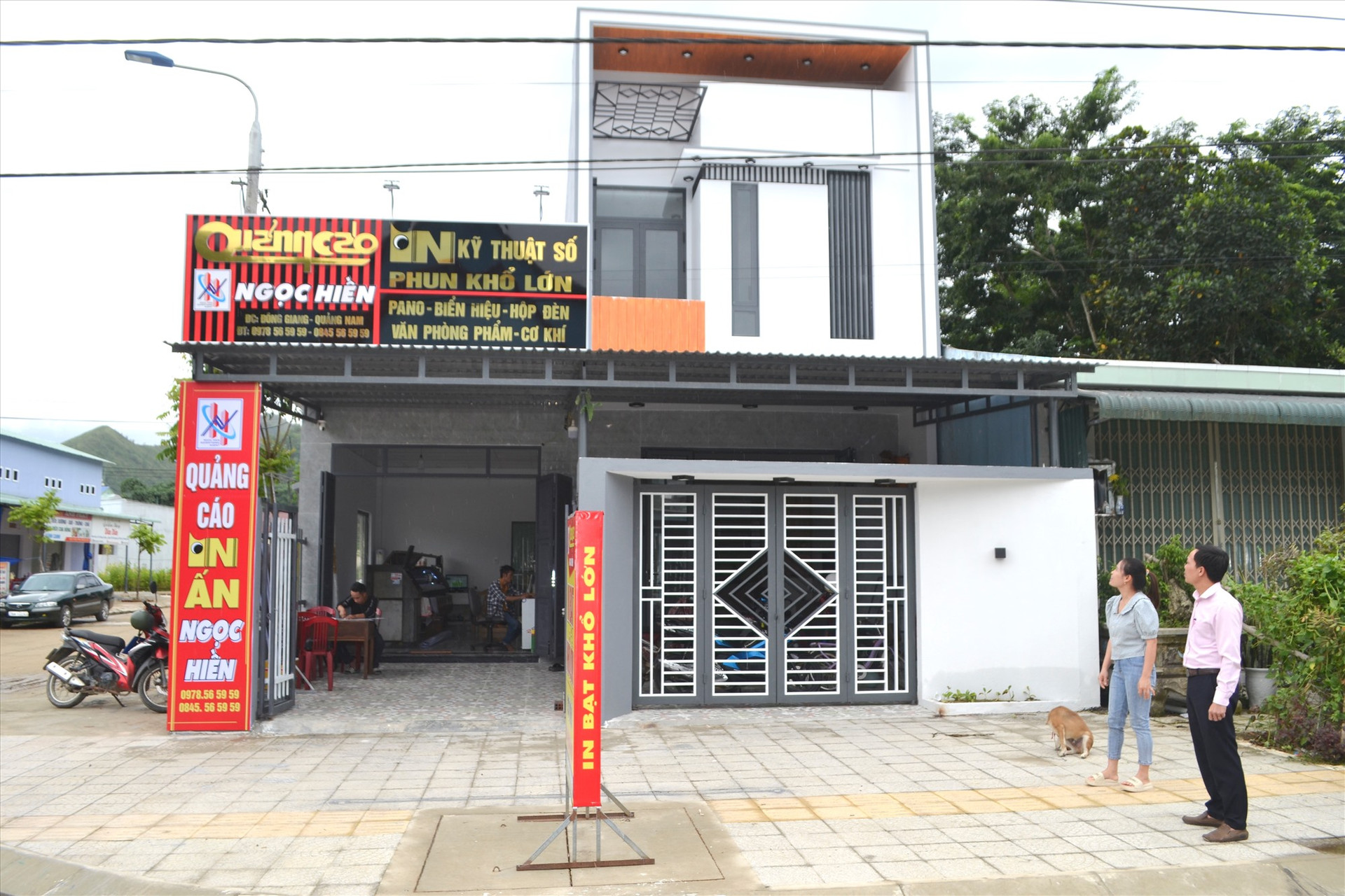 Lãnh đạo Phòng Giao dịch Ngân hàng CSXH huyện Đông Giang giám sát về việc sử dụng vốn vay tín dụng tại hộ vay ở thị trấn Prao. Ảnh: C.T