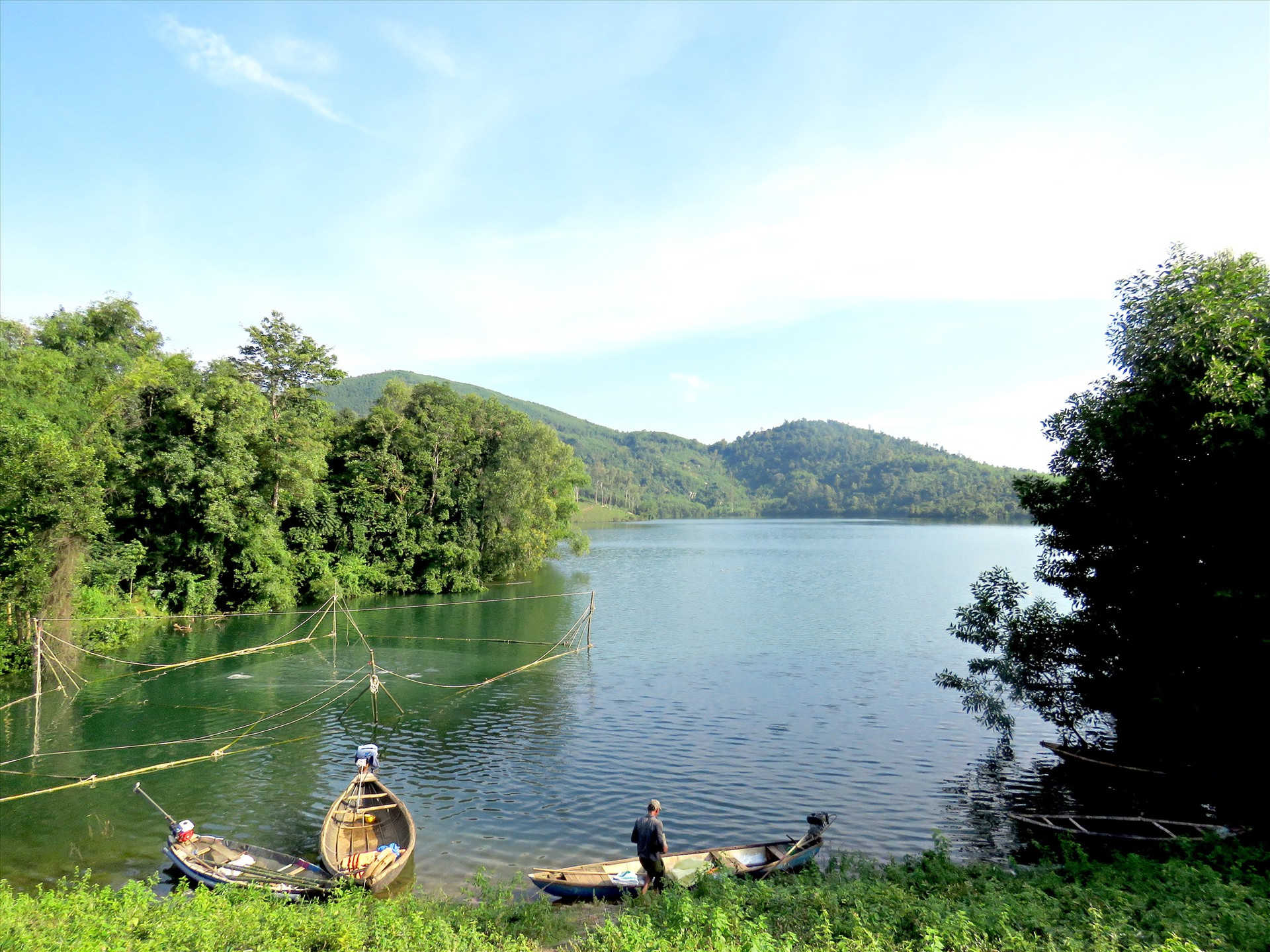 Dùng ghe kiếm củi trong hồ Phú Ninh vẫn là sinh kế chính của không ít người dân Long Sơn. Ảnh: T.V
