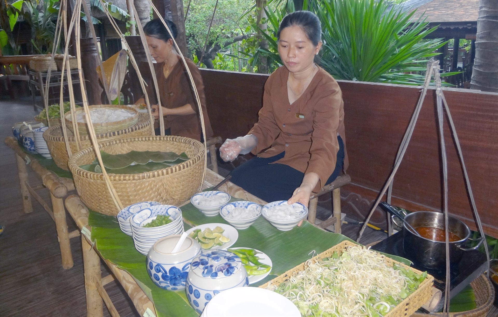 Hình ảnh nhắc nhớ đến câu ca dao “...làm tô mỳ Quảng mời anh xơi cùng”. Ảnh: H.X.H