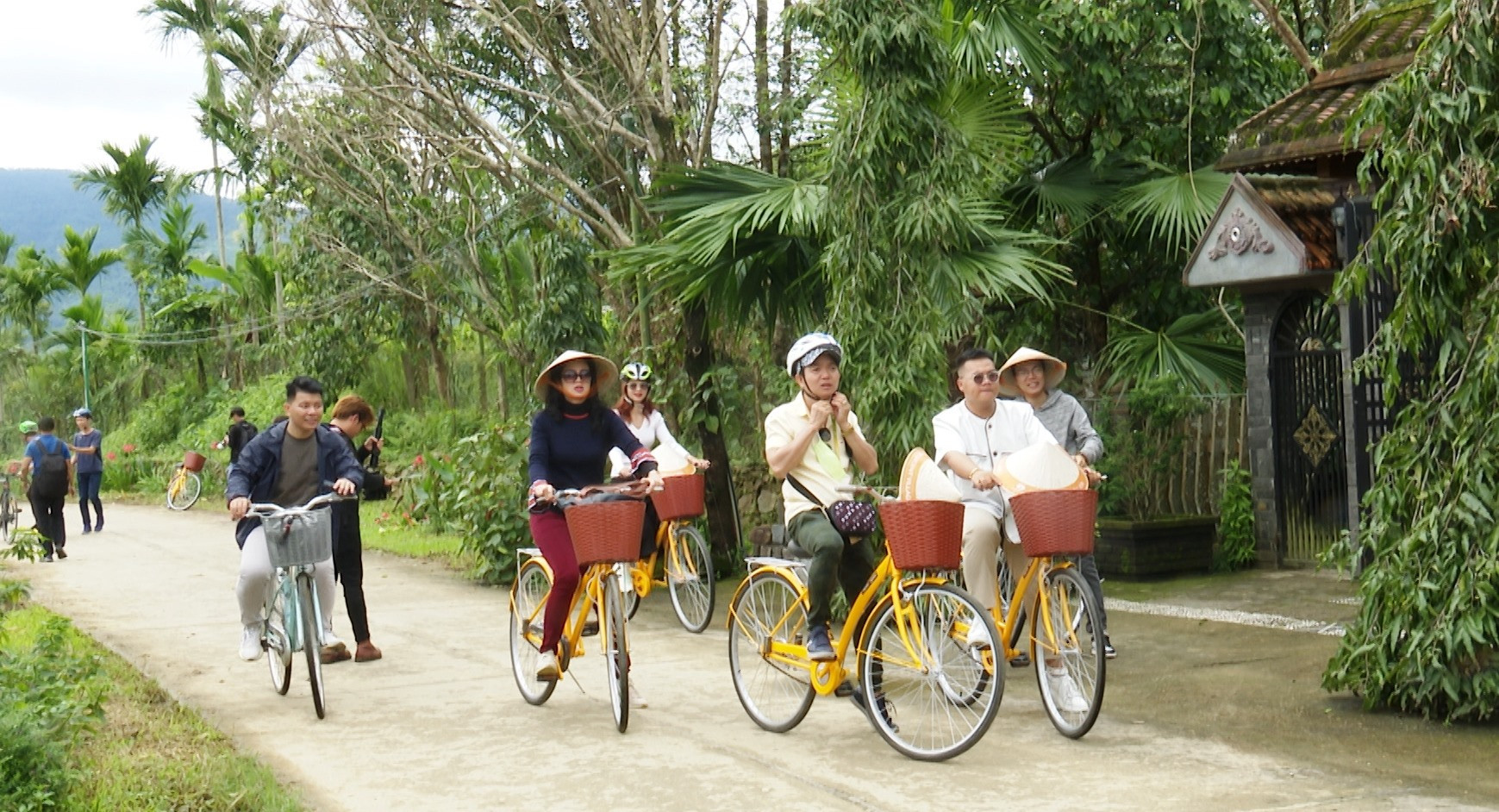 Khách du lịch đi xe đạp tham quan khu làng cổ Lộc Yên. Ảnh:N.HƯNG