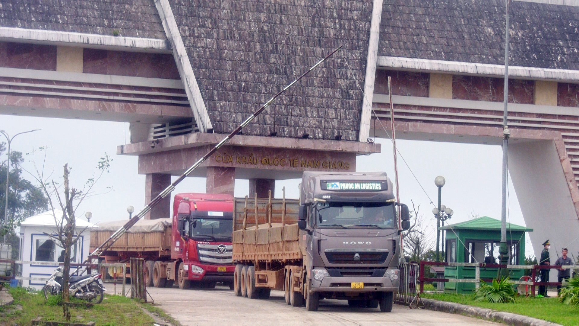 Dịp cuối năm các phương tiện vận chuyển hàng hóa qua khu vực cửa khẩu quốc tế Nam Giang tăng gấp 3 đến 4 lần so với ngày thường.