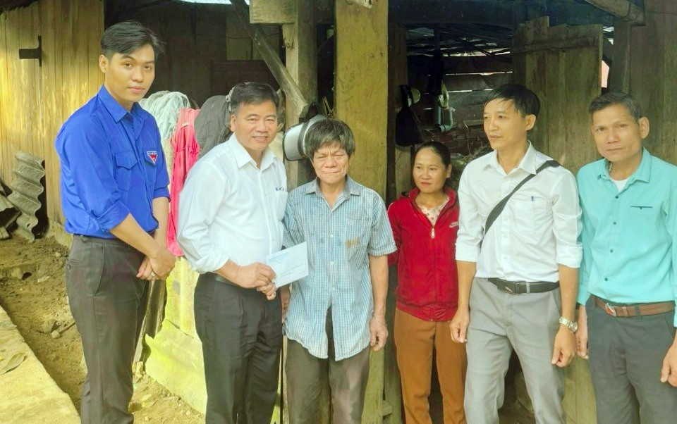 Đồng chí Huỳnh Văn Phú – Phó Chánh án TAND tỉnh Quảng Nam trao tiền hỗ trợ sinh kế cho bà con.
