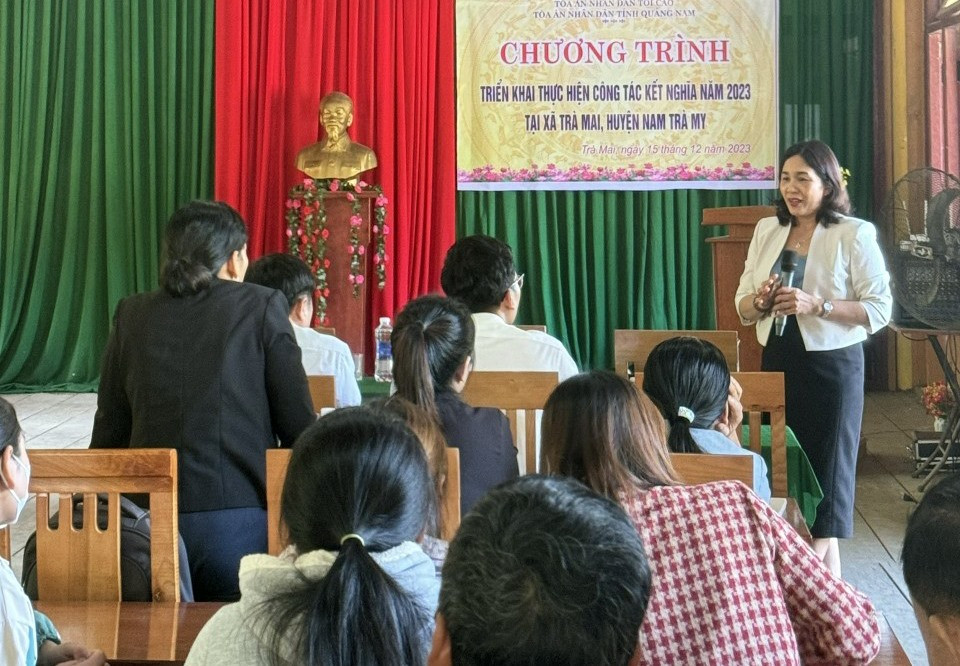Đồng chí Nguyễn Thị Liên – Chánh tòa Gia đình và Người chưa thành niên TAND tỉnh Quảng Nam tuyên truyền pháp luật về hôn nhân gia đình đến với bà con.