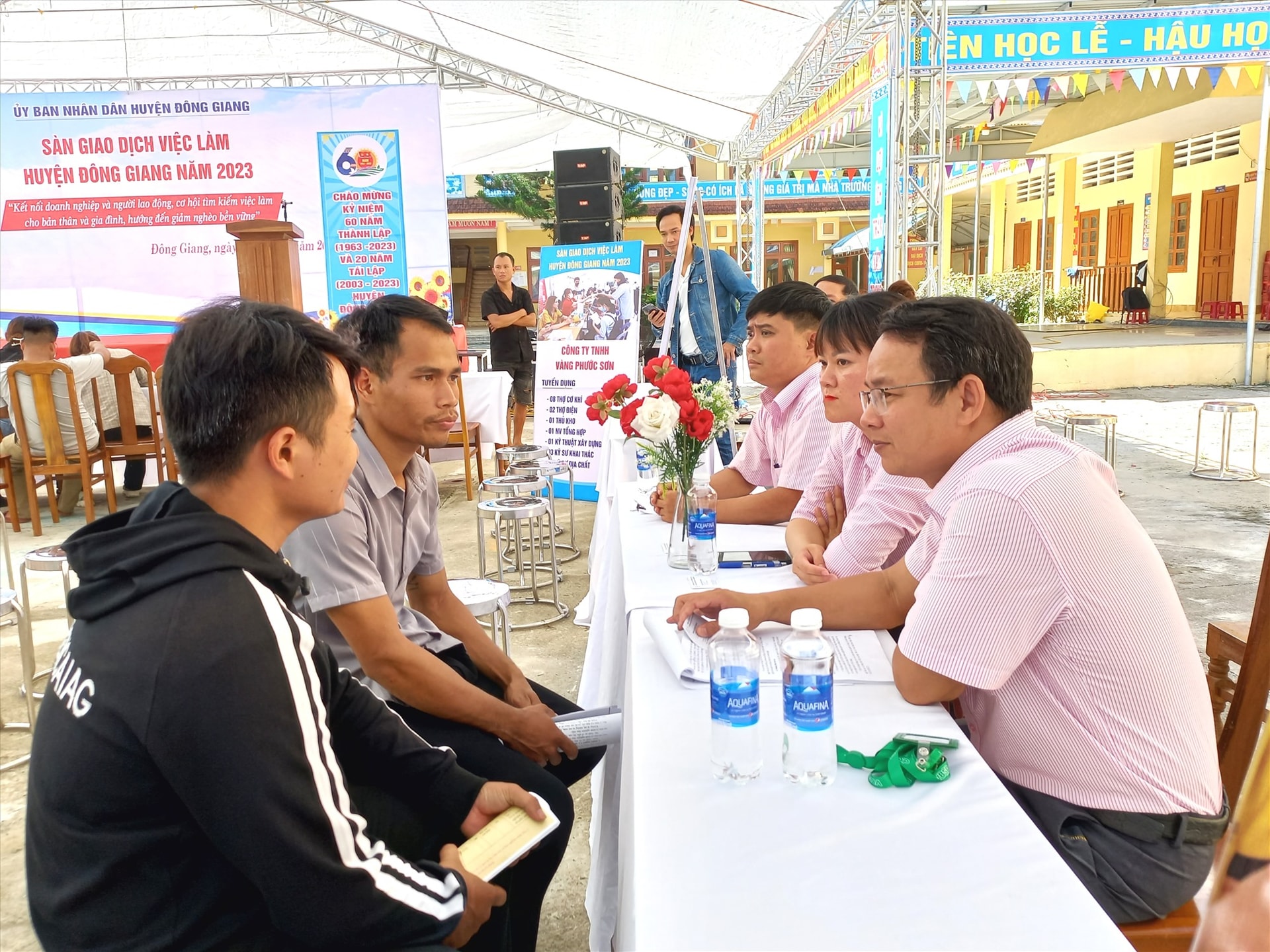 Cán bộ, nhân viên Phòng Giao dịch Ngân hàng CSXH huyện Đông Giang tư vấn vốn vay giải quyết việc làm, xuất khẩu lao động cho người dân tại Sàn giao dịch việc làm huyện Đông Giang năm 2023. Ảnh; C.T