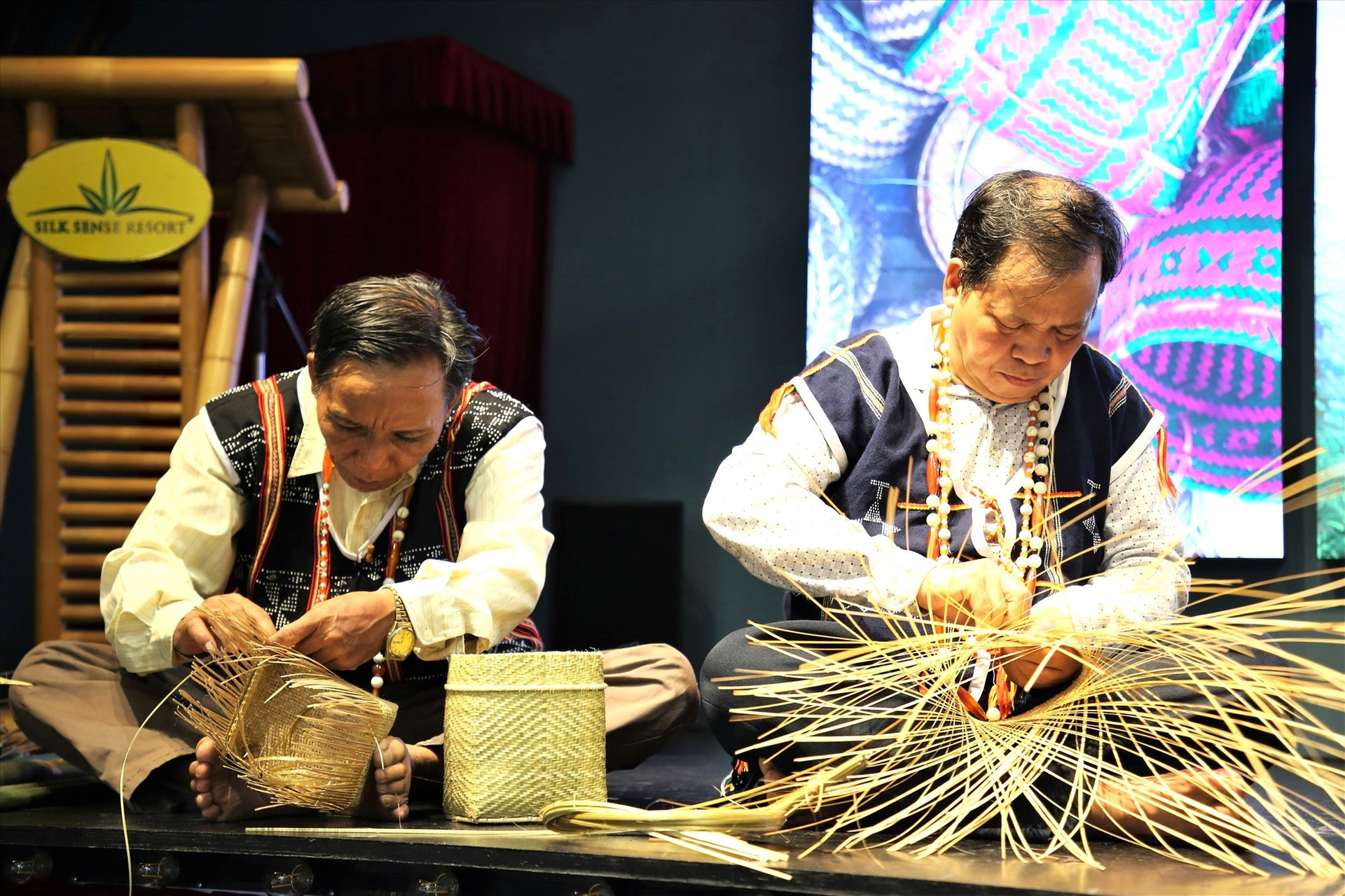 Nhiều làng nghề truyền thống được phục hồi và phát triển thành sản phẩm du lịch từ sự nỗ lực của các già làng và người có uy tín. Ảnh: Đ.N