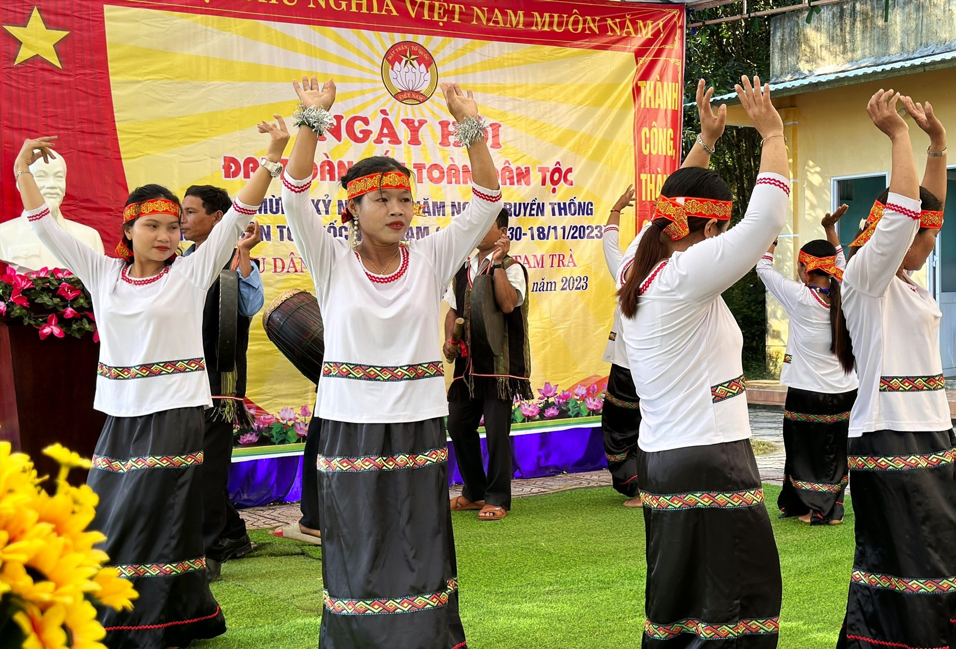 Cộng đồng người Co ở thôn Phú Tân (xã Tam Trà, Núi Thành) trình diễn nghệ thuật múa cheo trong ngày hội đại đoàn kết. Ảnh: Đ.N