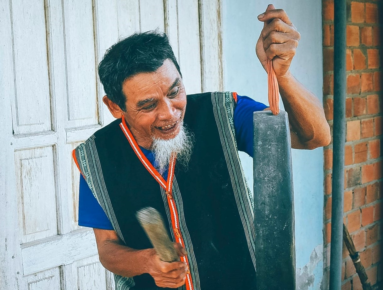 Ở tuổi 73, già Nguyễn Văn Hồng vẫn miệt mài góp sức bảo tồn văn hóa người Co. Ảnh: Đ.N