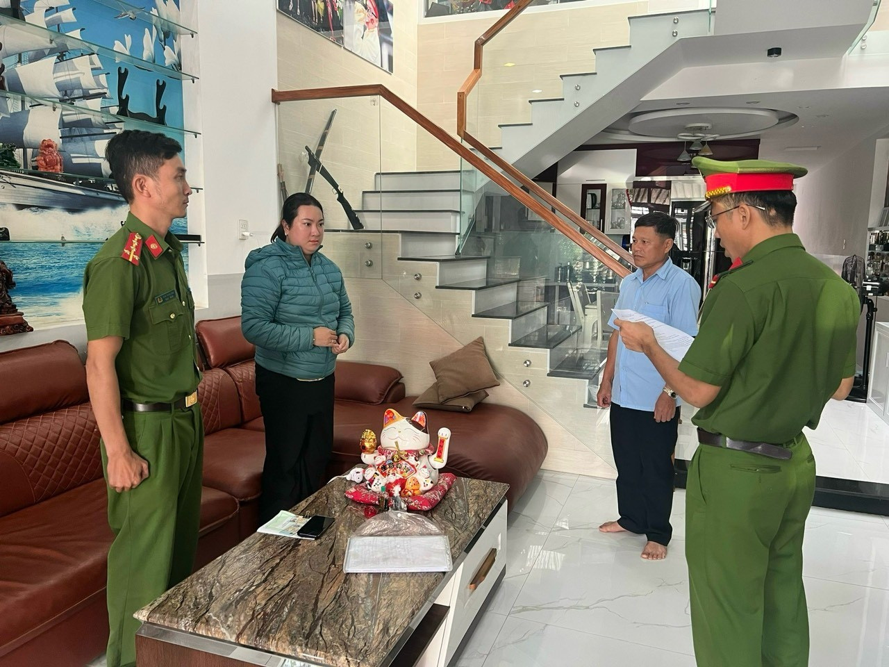 Công an thực hiện lệnh bắt giữ đối tượng Nguyễn Thị Luy Na.