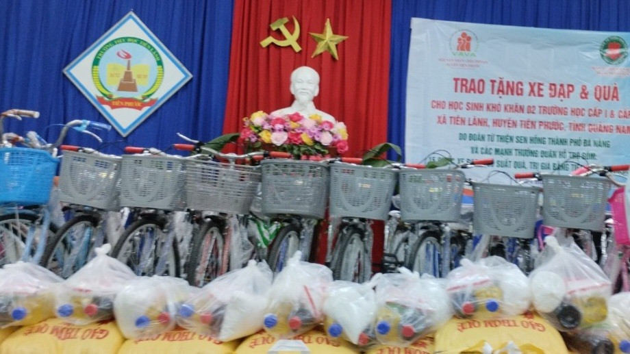 15 chiếc xe đạp được đoàn từ thiện Sen Hồng trao tặng cho học sinh khó khăn Tiên Lãnh.