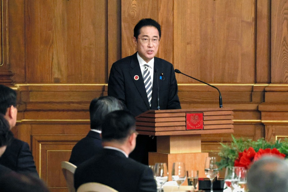 Thủ tướng Thủ tướng Nhật Bản Fumio Kishida phát biểu trước các nhà lãnh đạo ASEAN tại bữa tối ở Tokyo vào ngày 16 tháng 12 năm 2023. (Ảnh bể bơi)(Kyodo)