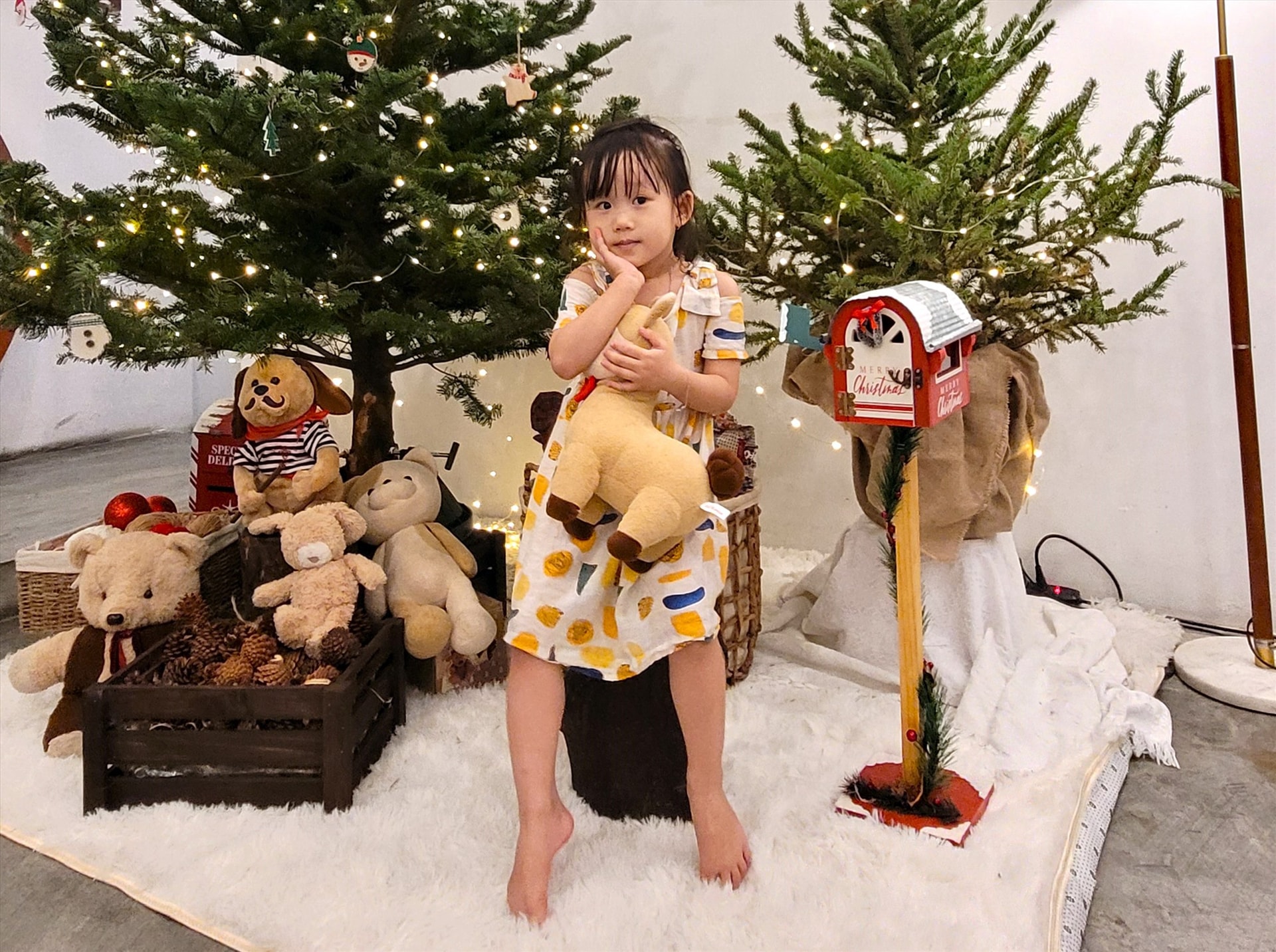 Các em nhỏ thích thú với những không gian Noel tràn ngập sắc màu. Ảnh: TÂM ĐAN