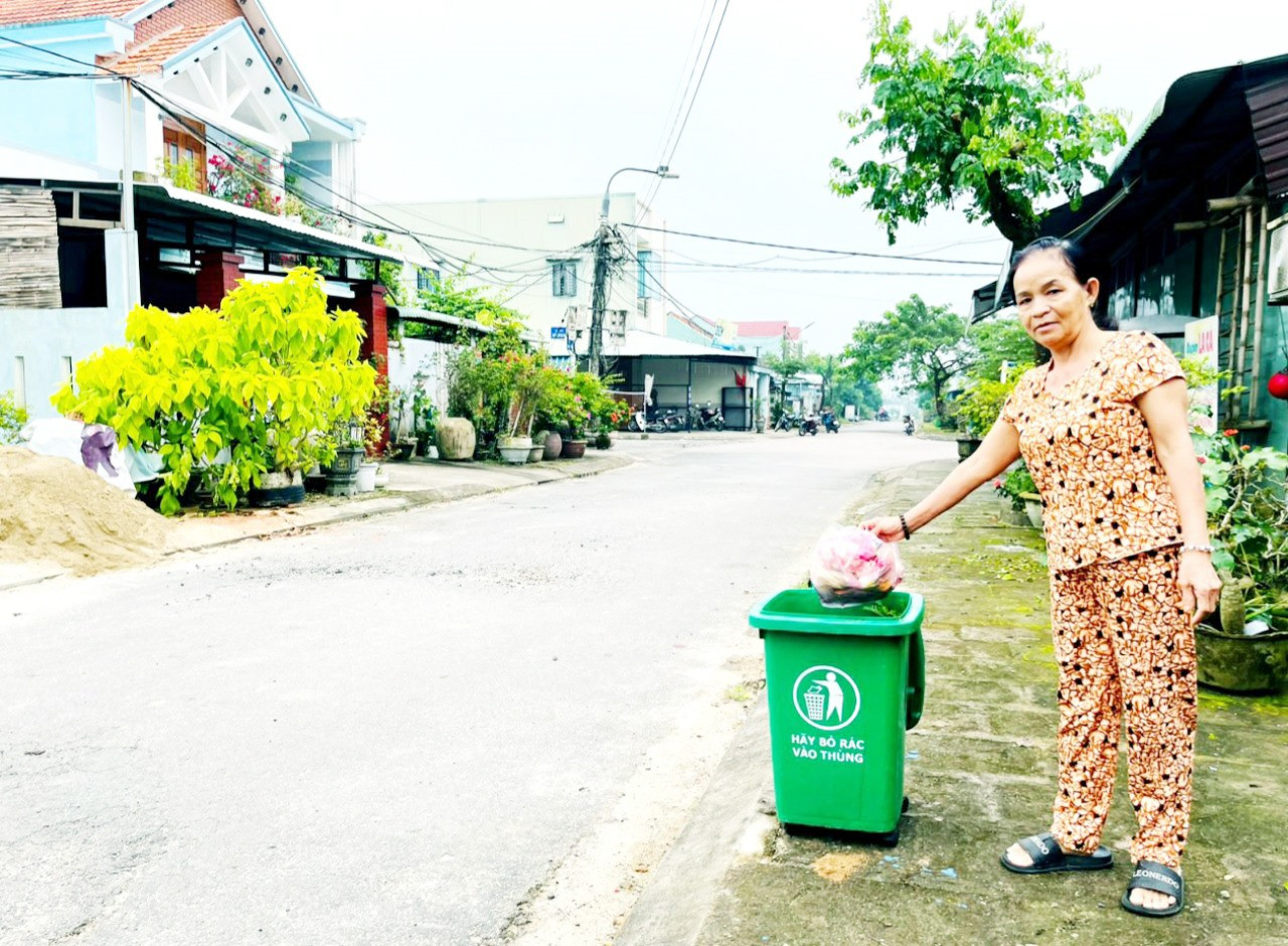 Hiện nay, tỷ lệ tổ chức, hộ gia đình ở huyện Quế Sơn đăng ký tham gia dịch vụ thu gom và xử lý rác thải sinh hoạt đạt khoảng 95,53%. Ảnh: PV