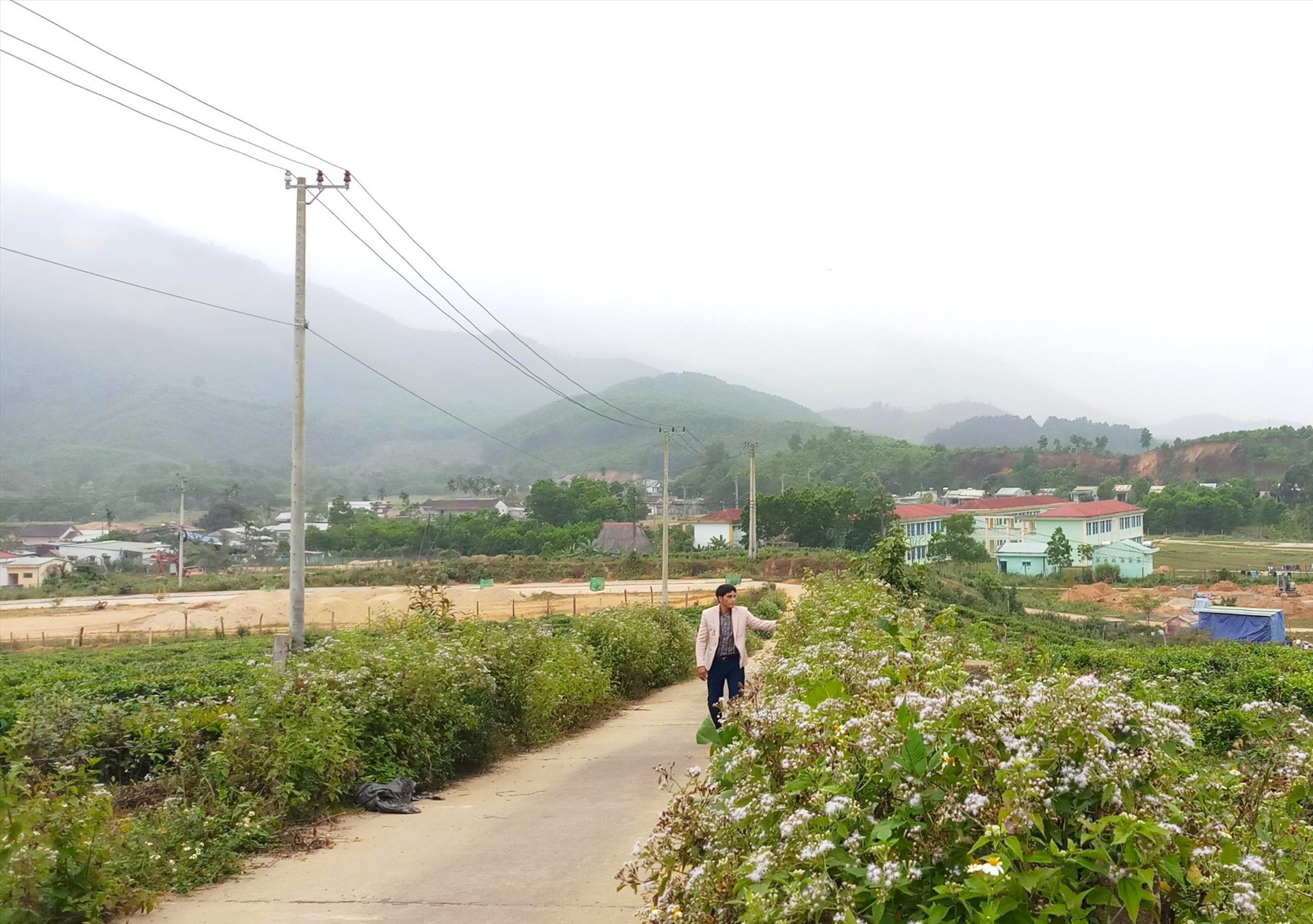 Một góc diện mạo nông thôn tại thôn Tống Coói. Ảnh: ALĂNG NGƯỚC