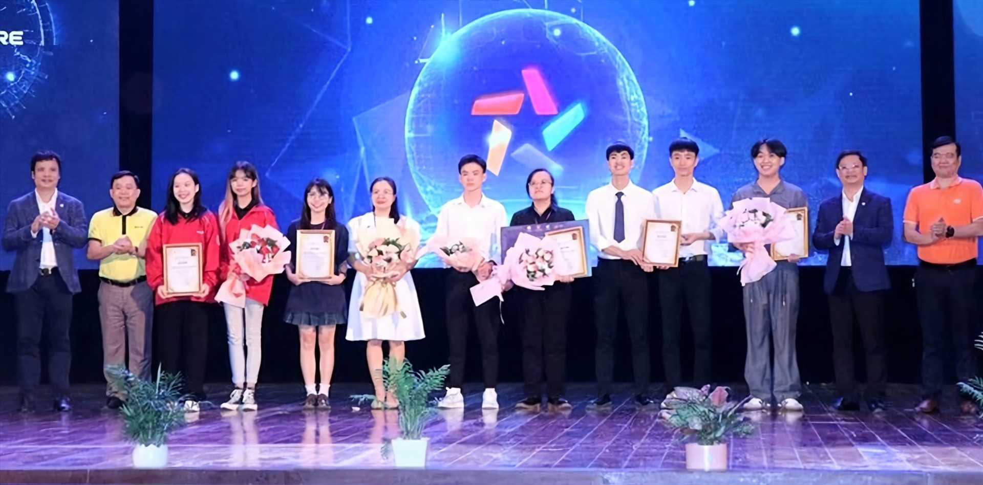 Nhóm sinh viên VKU (chính giữa) nhận giải Nhất VietFuture 2023. Ảnh Đại học Đà Nẵng