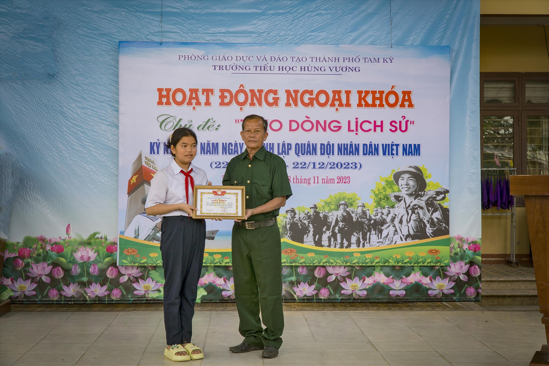 Tuyên dương khen thưởng em Nguyễn Thị Kiều Duyên.