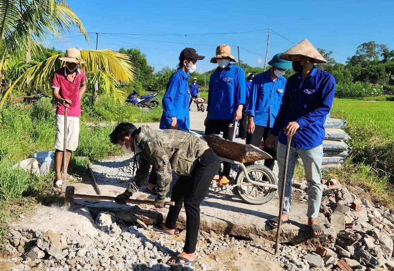 Thanh niên Quế Sơn sửa chữa đường bê tông hư hỏng. Ảnh: DUY THÁI