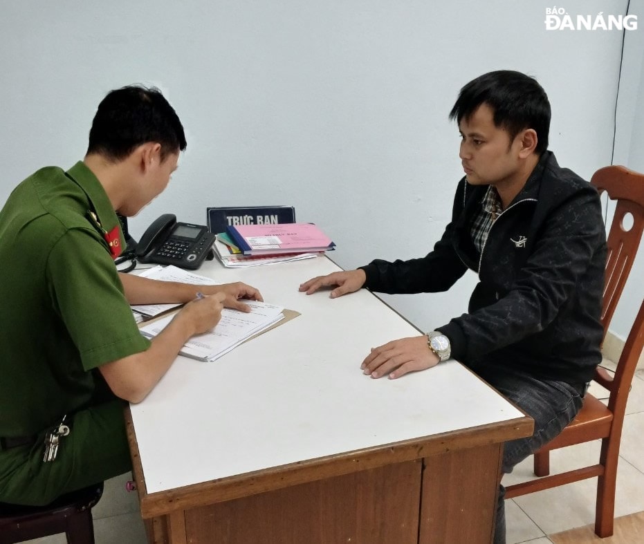 Võ Thành Tám (bên phải) tại Cơ quan Cảnh sát điều tra (Công an thành phố). Ảnh: L.H