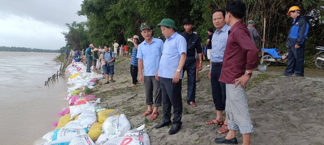 Cán bộ và nhân dân Đại Lộc chung tay khắc phục hậu quả thiên tai. Ảnh: H.L