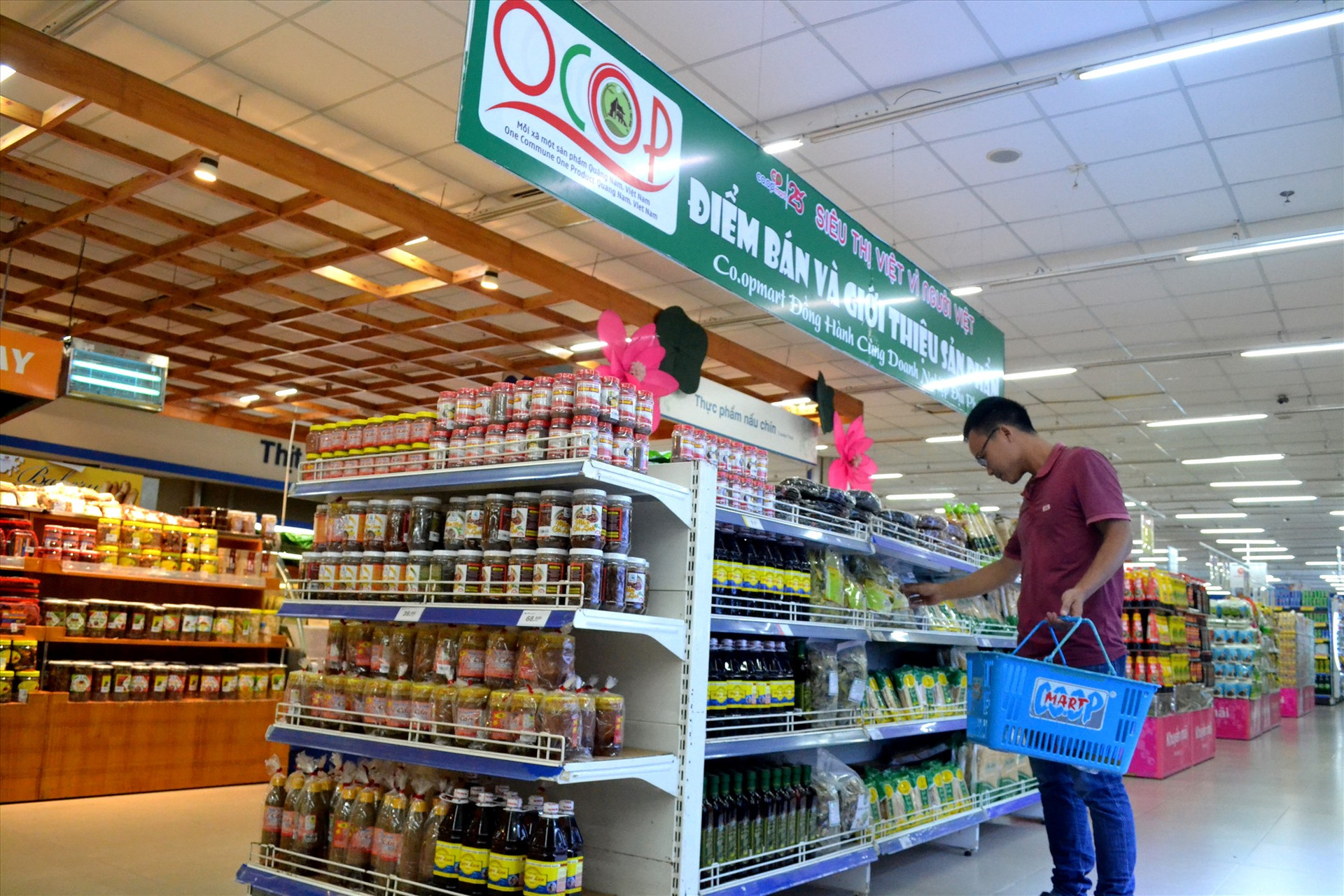 Những sản phẩm, hàng hóa đặc trưng Quảng Nam được bày bán ở Co.opMart Tam Kỳ. Ảnh: Q.VIỆT