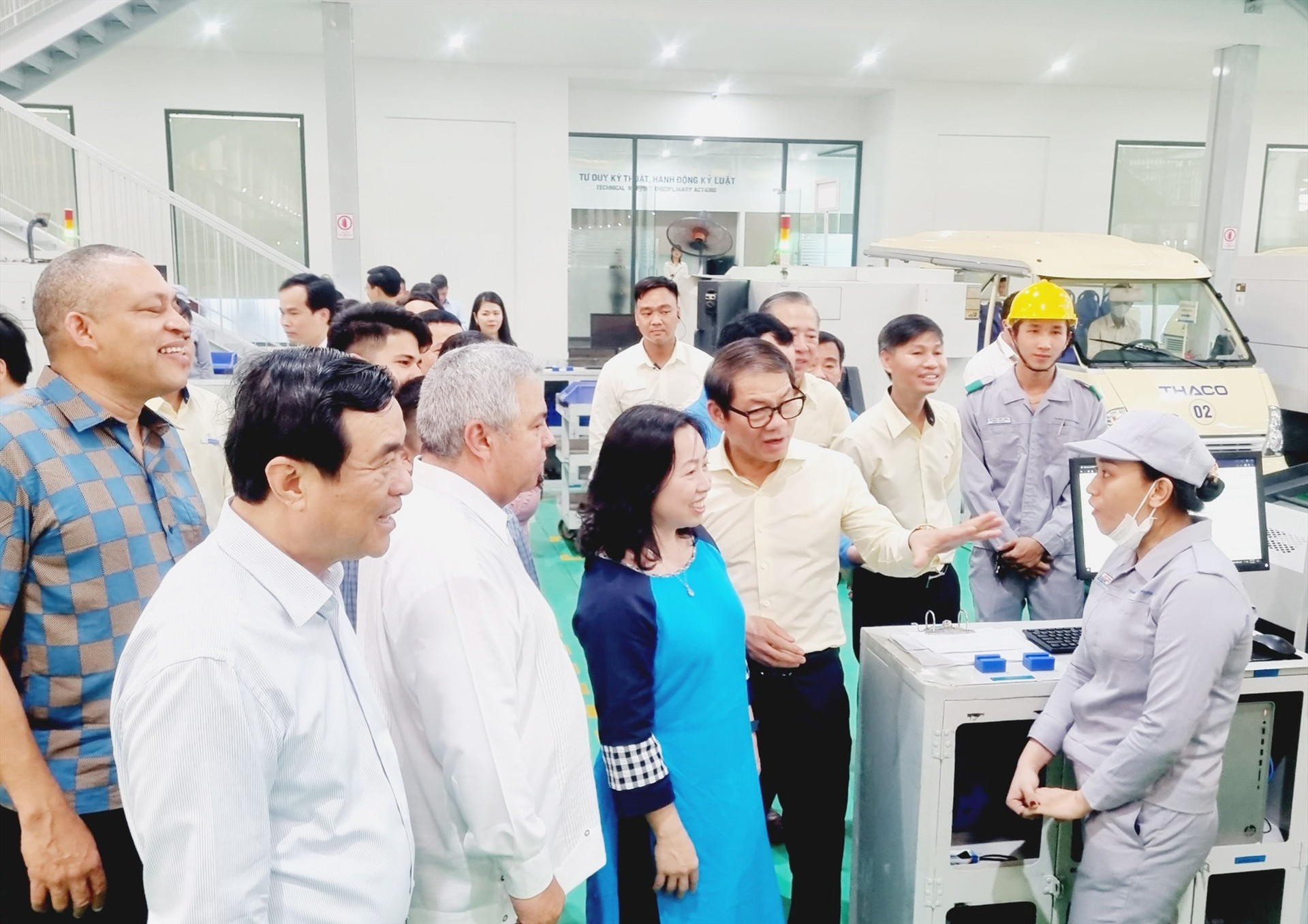 Lãnh đạo Tổng LĐLĐ Việt Nam và Tỉnh ủy Quảng Nam thăm hỏi đời sống công nhân ở nhà máy THACO Chu Lai. Ảnh: T.A
