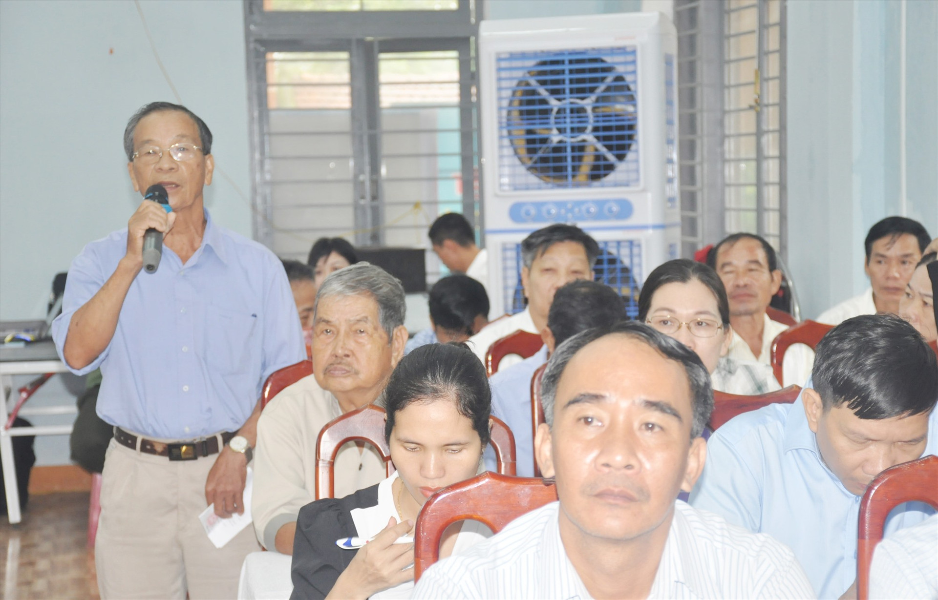 Cử tri huyện Tiên Phước phát biểu kiến nghị tại buổi tiếp xúc. Ảnh: N.Đ