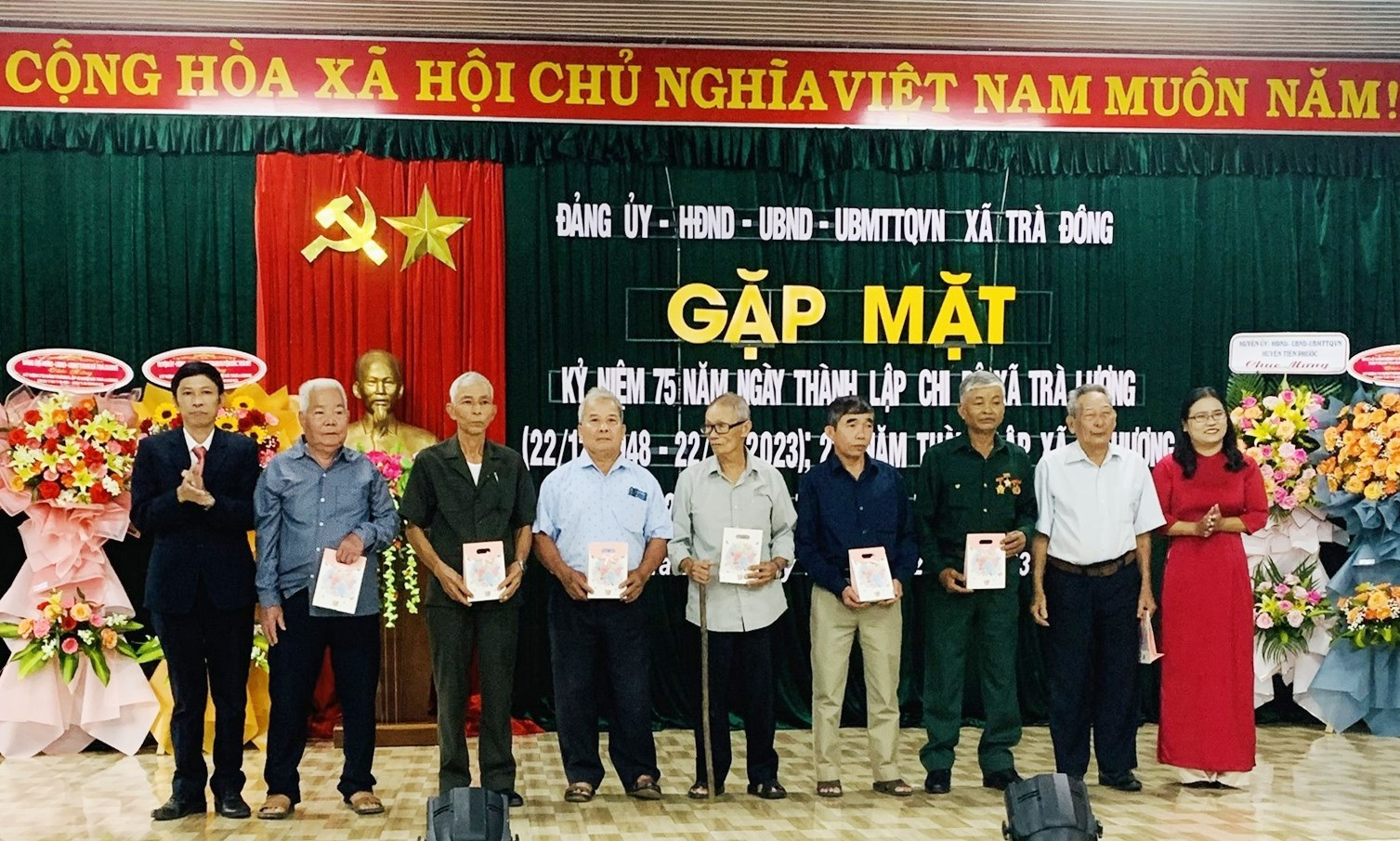 Lãnh đạo xã Trà Đông tặng quà cho các Đảng viên 30 năm tuổi Đảng trở lên . ẢNH TÚ VÂN