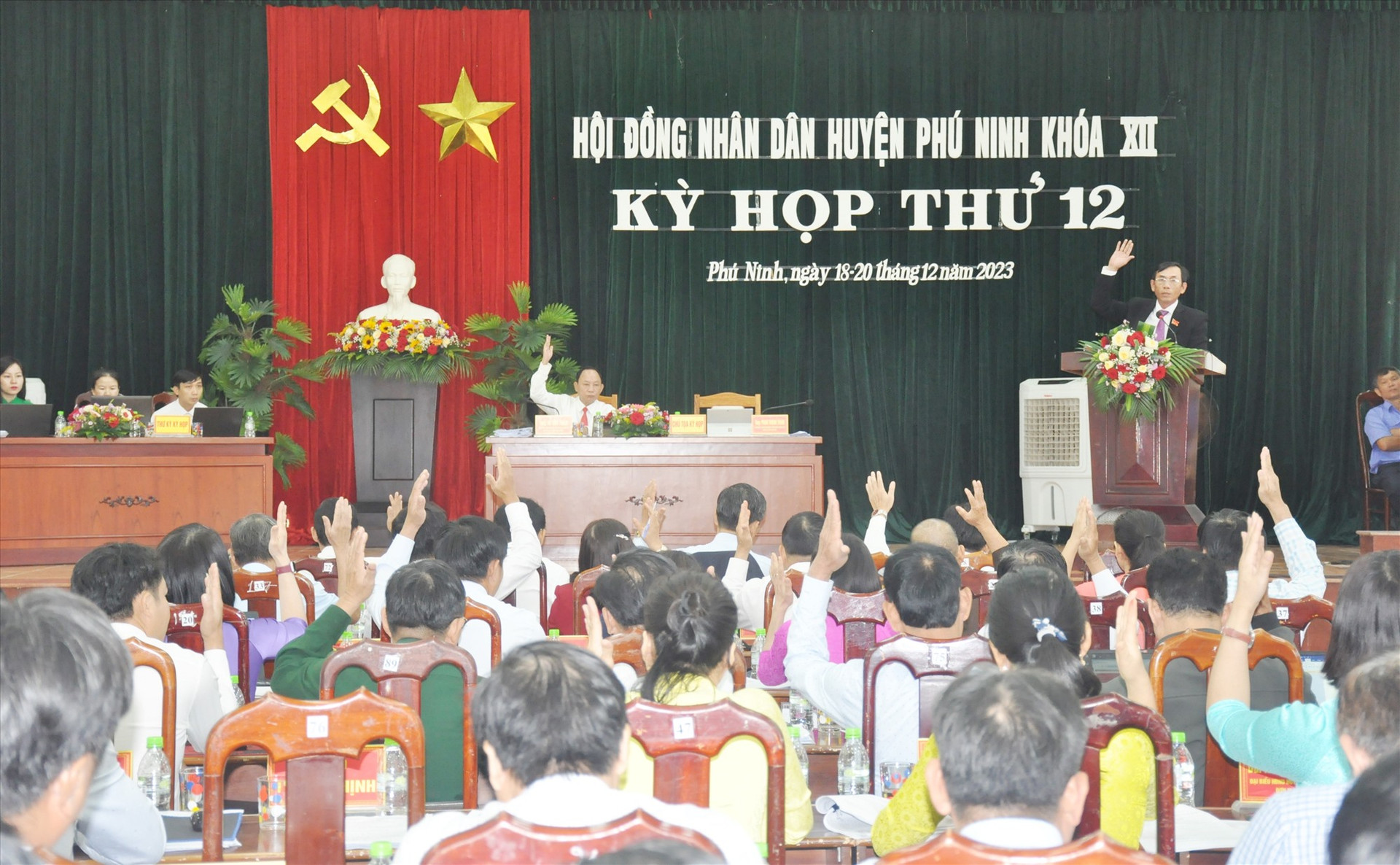 HĐND huyện Phú Ninh biểu quyết thông qua nghị quyết xác nhận kết quả lấy phiếu tín nhiệm đối với các chức danh do HĐND bầu. Ảnh: N.Đ