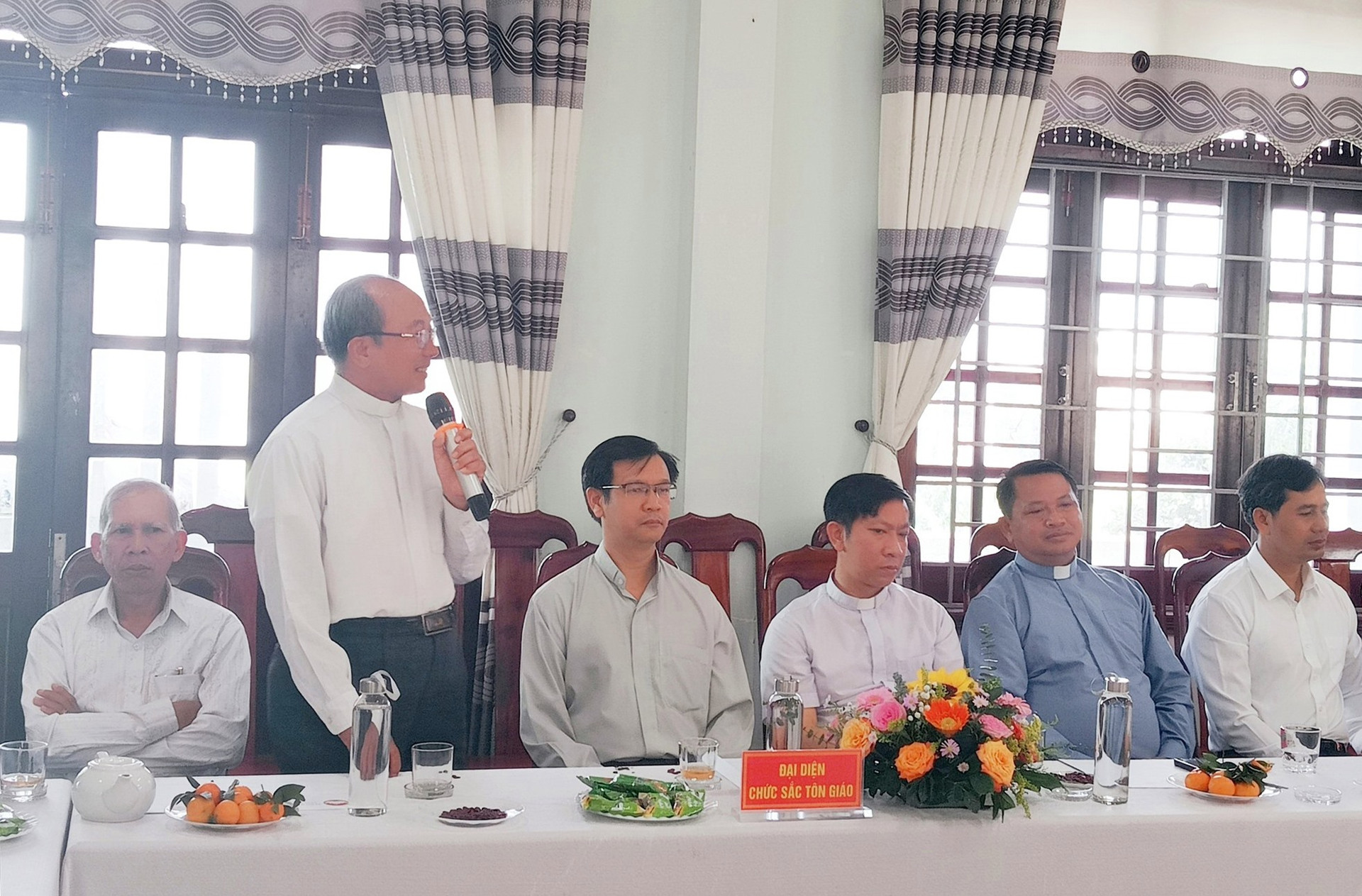 Các chức sắc, chức việc cảm ơn sự quan tâm của lãnh đạo huyện Thăng Bình và khẳng định sẽ cùng đồng hành với sự phát triển của huyện. Ảnh: T.N