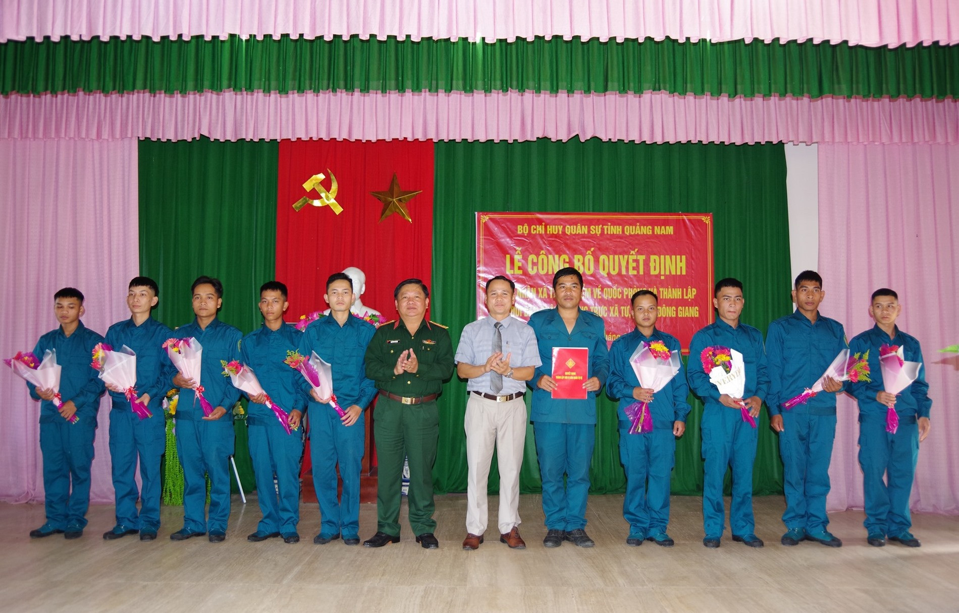 Trao QD thành lập Tiểu đội DQTT xã Tư, huyện Đông Giang.