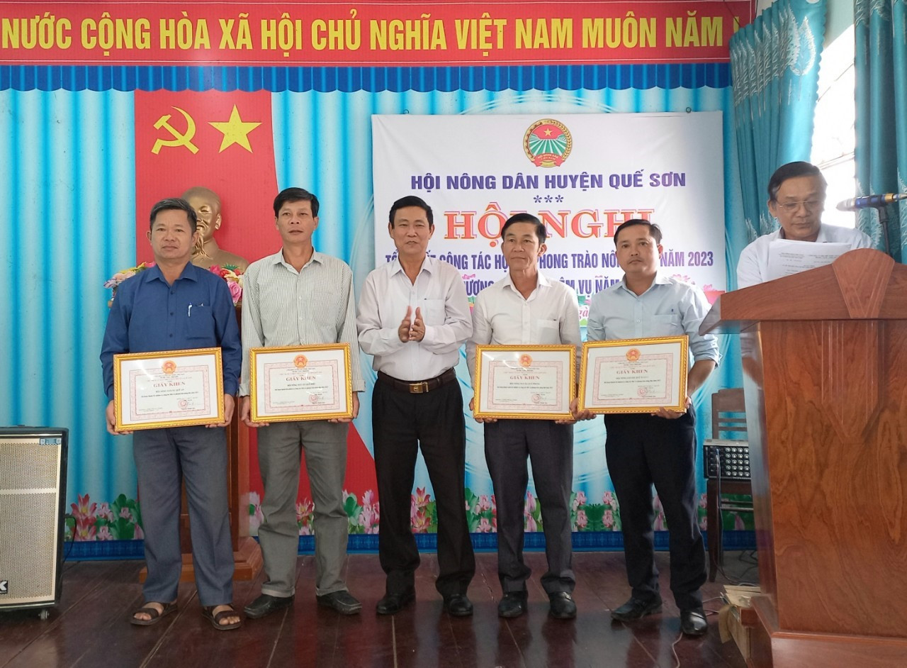 UBND huyện Quế Sơn khen thưởng các tập thể hoàn thành tốt nhiệm vụ công tác hội và phong trào nông dân năm 2023. Ảnh: DUY THÁI