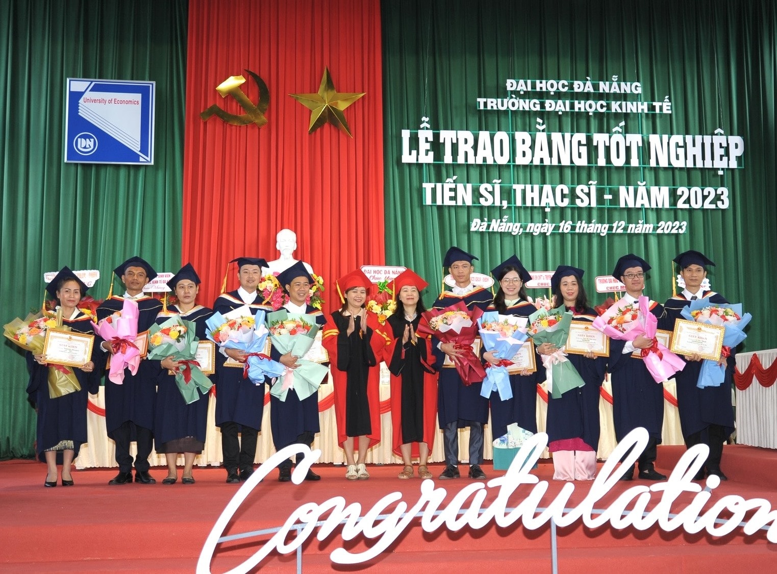 Lãnh đạo Nhà trưởng khen thương các tân Thạc sĩ tiêu biểu năm 2023. Ảnh TC