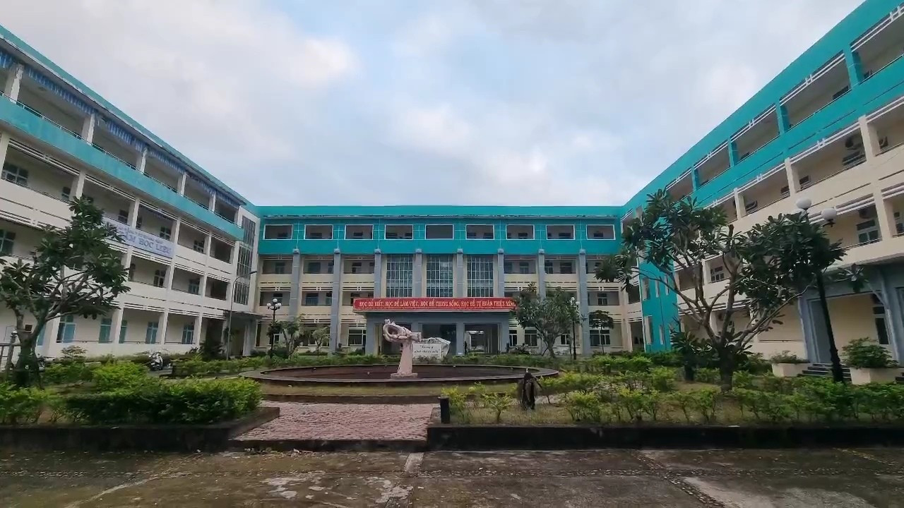 Bên trong khuôn viên Trường Cao đẳng Y tế Quảng Nam vắng lặng.
