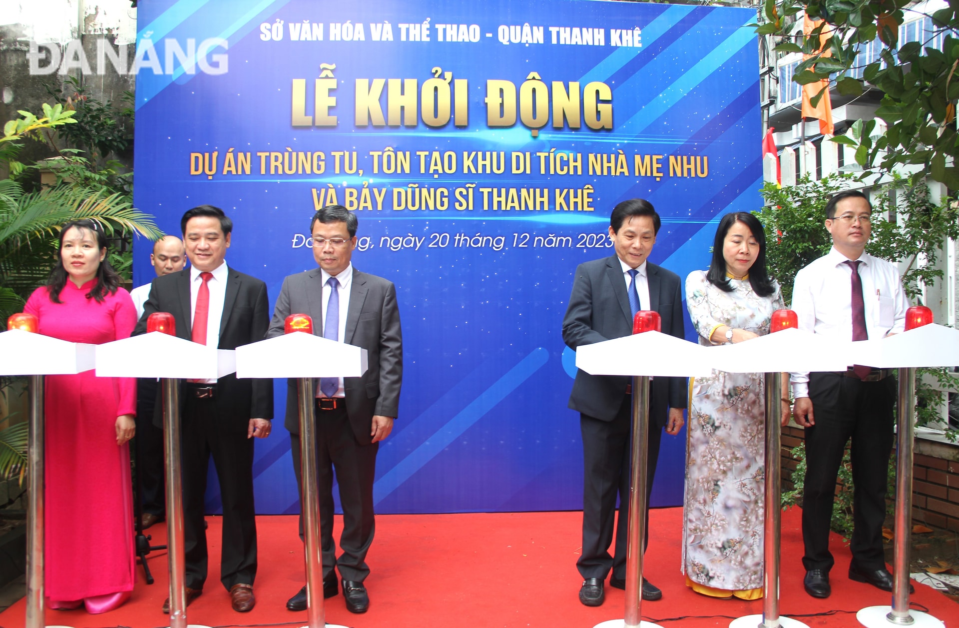 Đại diện lãnh đạo Sở Văn hóa và Thể thao, UBND quận Thanh Khê và phường Thanh Khê Đông thực hiện nghi thức lễ khởi động công trình. Ảnh: LAM PHƯƠNG
