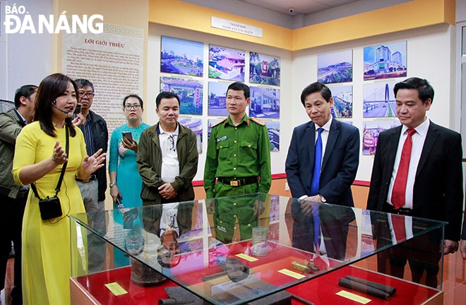 Các đại biểu tham quan Nhà truyền thống - thư viện. Ảnh: XUÂN DŨNG