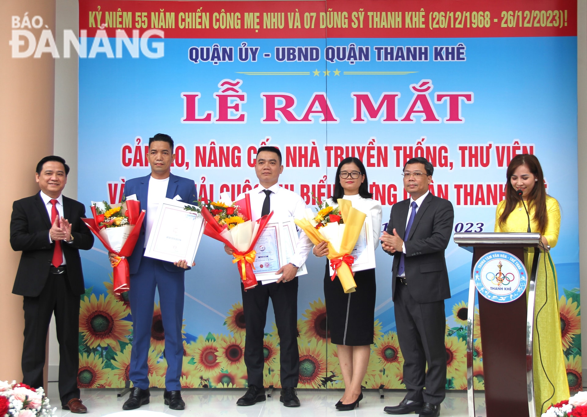 Lãnh đạo UBND quận Thanh Khê trao giải cho các tác giả đạt giải cuộc thi sáng tác biểu trưng quận Thanh Khê. Ảnh: XUÂN DŨNG
