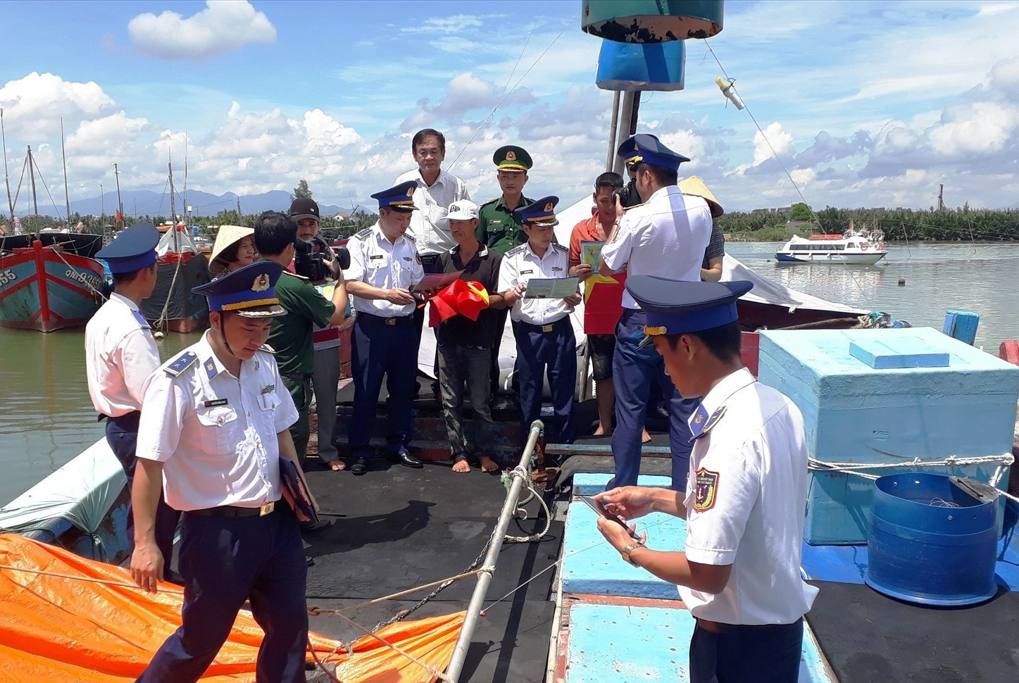 TP.Hội An phối hợp với Vùng Cảnh sát biển 2 tổ chức các hoạt động tuyên truyền, giáo dục ngư dân thực hiện chống khai thác IUU và bảo vệ chủ quyền biển đảo.