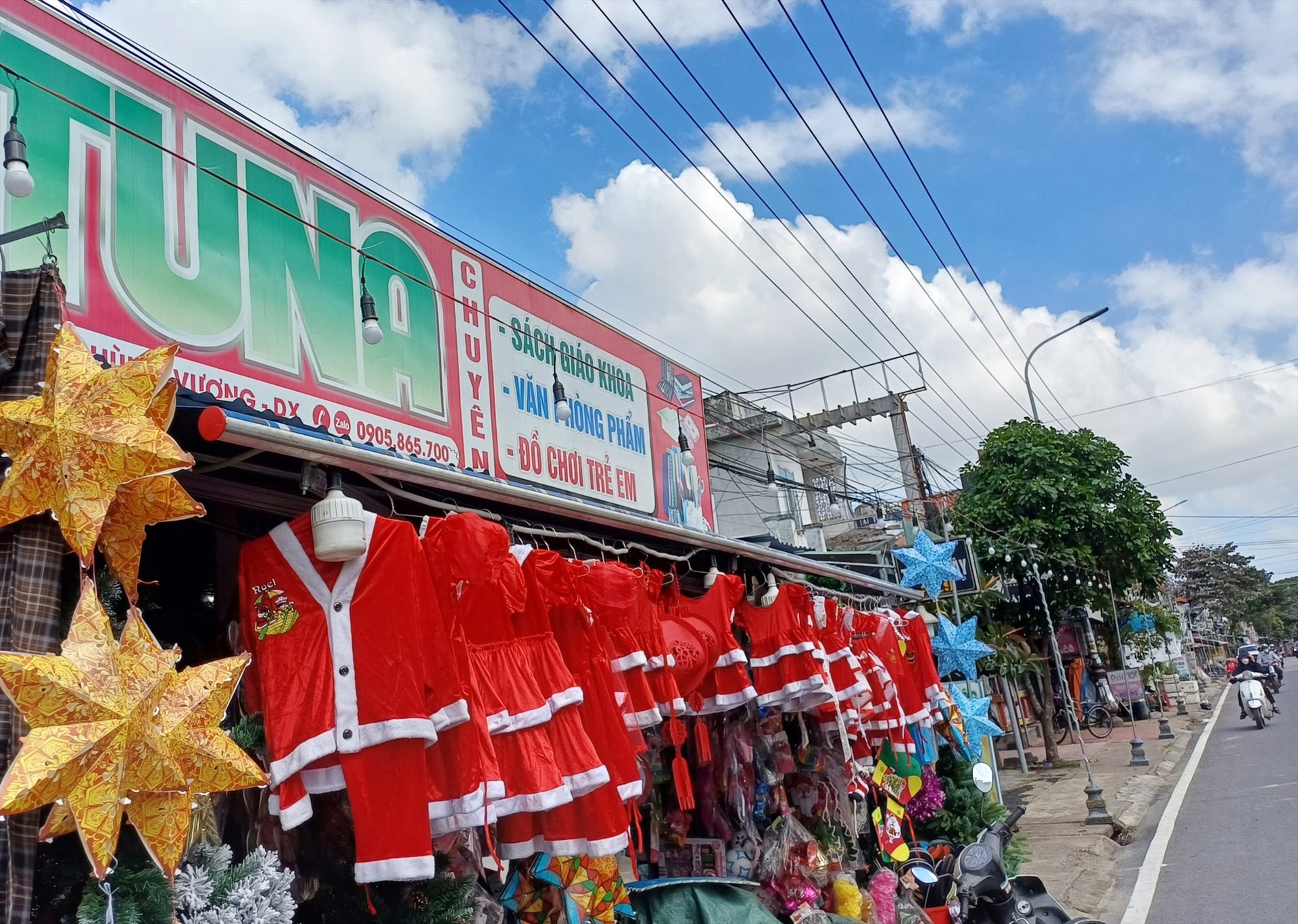 Các cửa hàng đã nhộn nhịp không khí giáng sinh. Ảnh: P.H