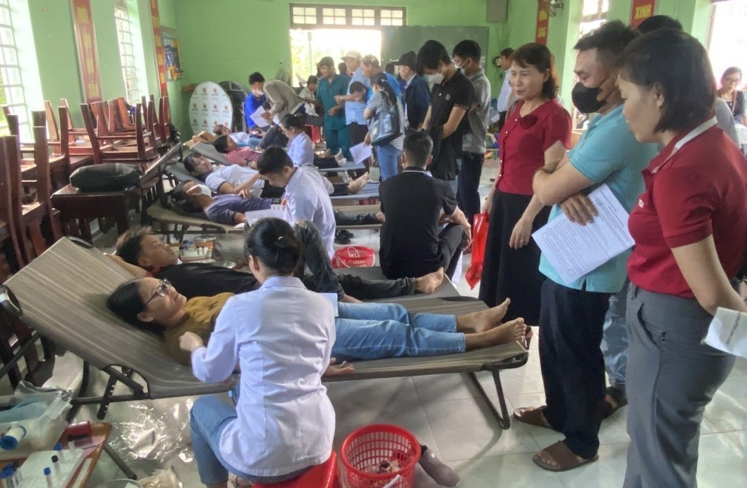 Đông đảo cán bộ và nhân dân huyện Nông Sơn tham gia hiến máu. Ảnh: N.P