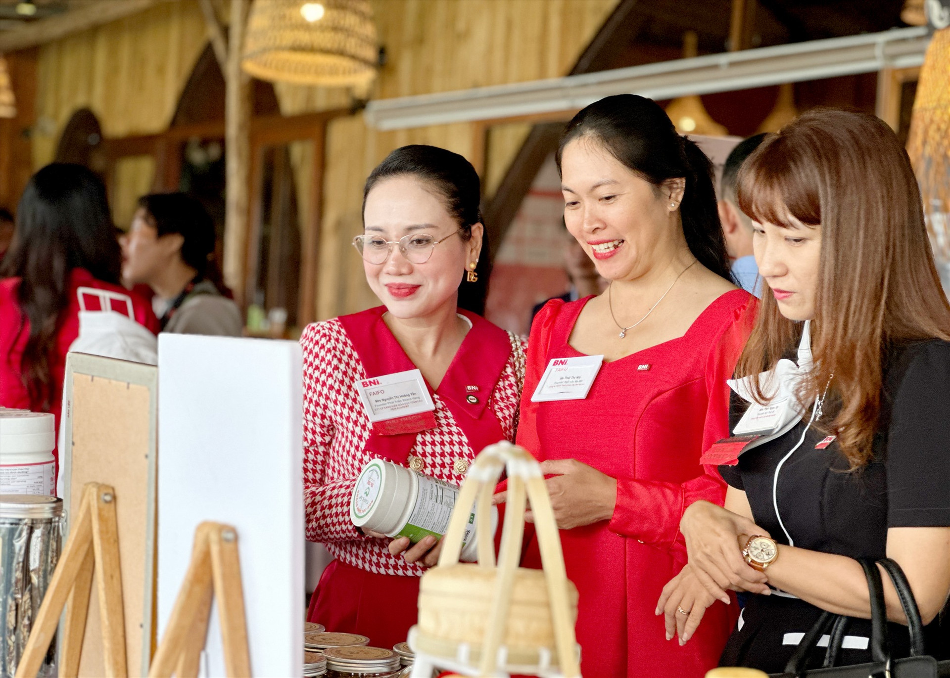 Chị Thái Thị Nhị (giữa) đã có tổng doanh thu 290 triệu đồng từ 197 lượt cơ hội kinh doanh tại BNI. Ảnh: PHAN VINH